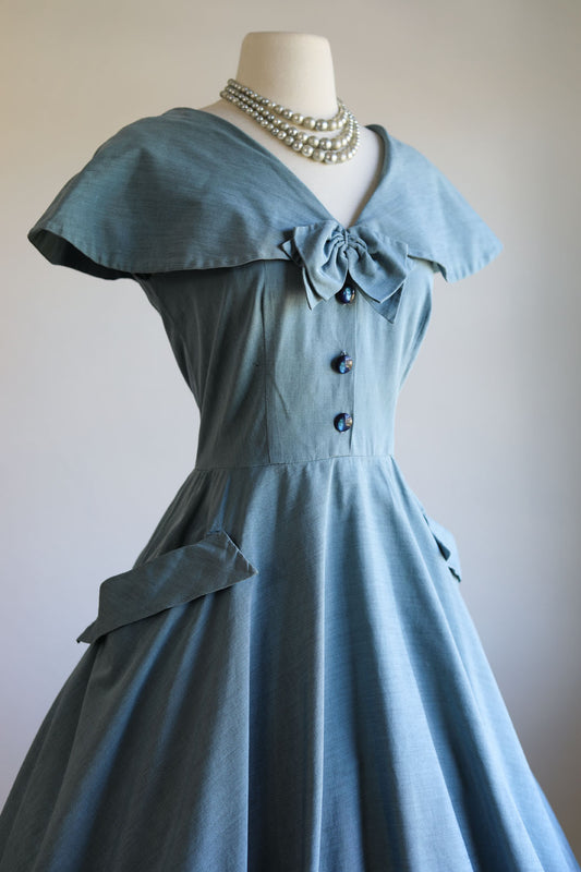 Vintage 1950s Sundress - Workwear Chambray Mercerized Shirtwaist Dress w Drama Collar + Bow Size M to L