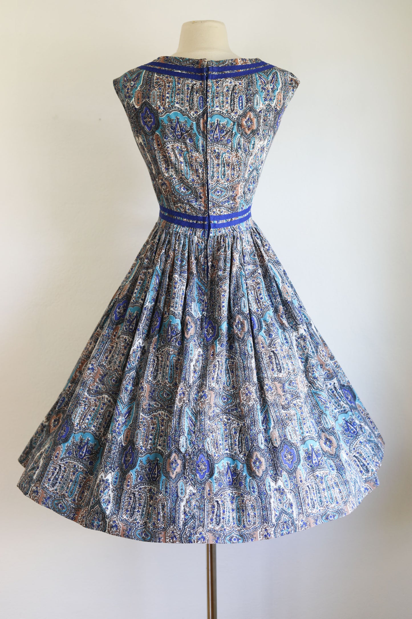 Vintage 1950s to 1960s Dress - Stunning Blue Baroque Print Cotton Full Skirt Sundress Size M to L