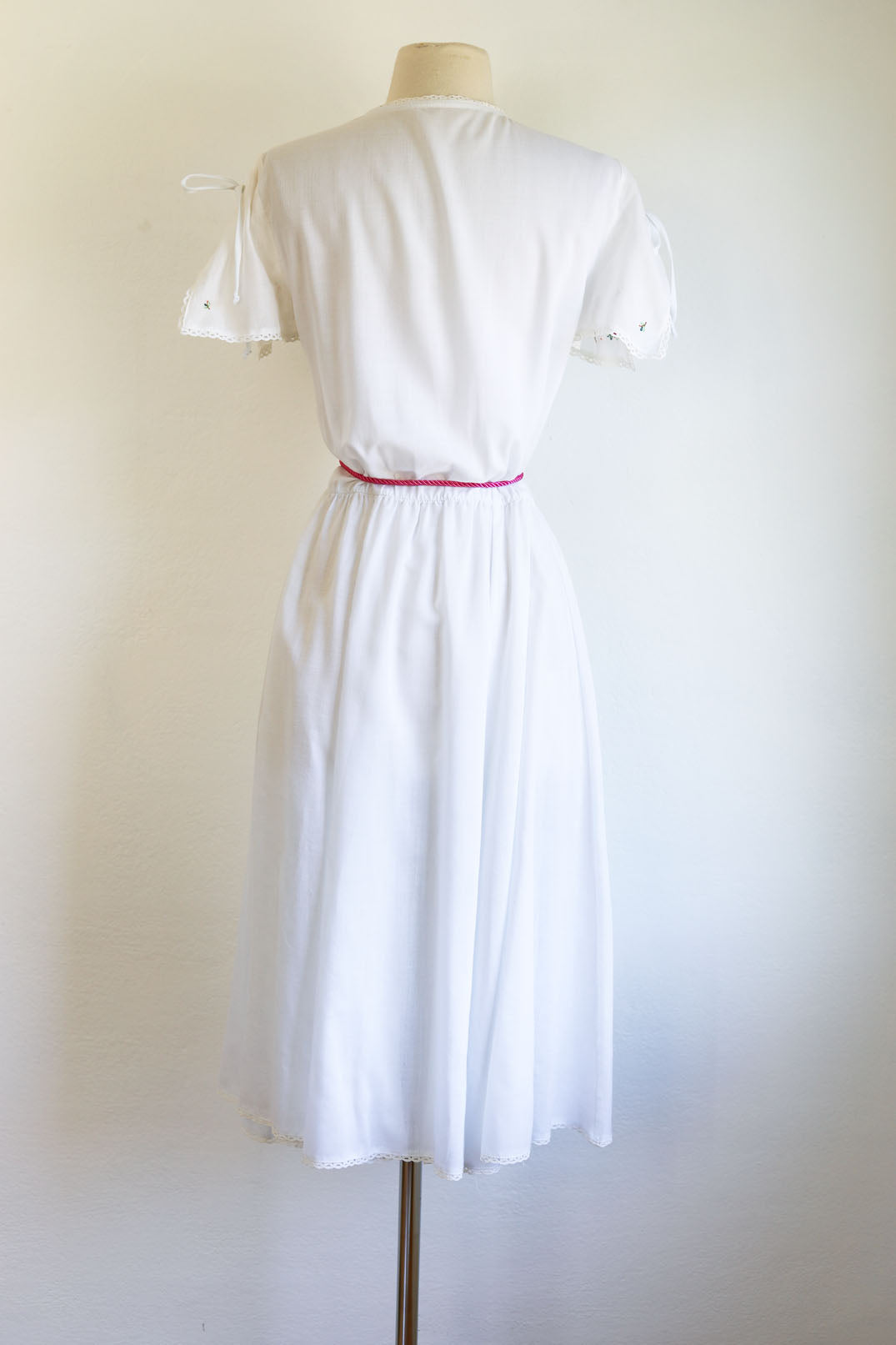 Vintage 1970s Shirtwaist - Dreamy White Soft Cotton Voile w Hand Embroidery Flowers Dress Size M to L