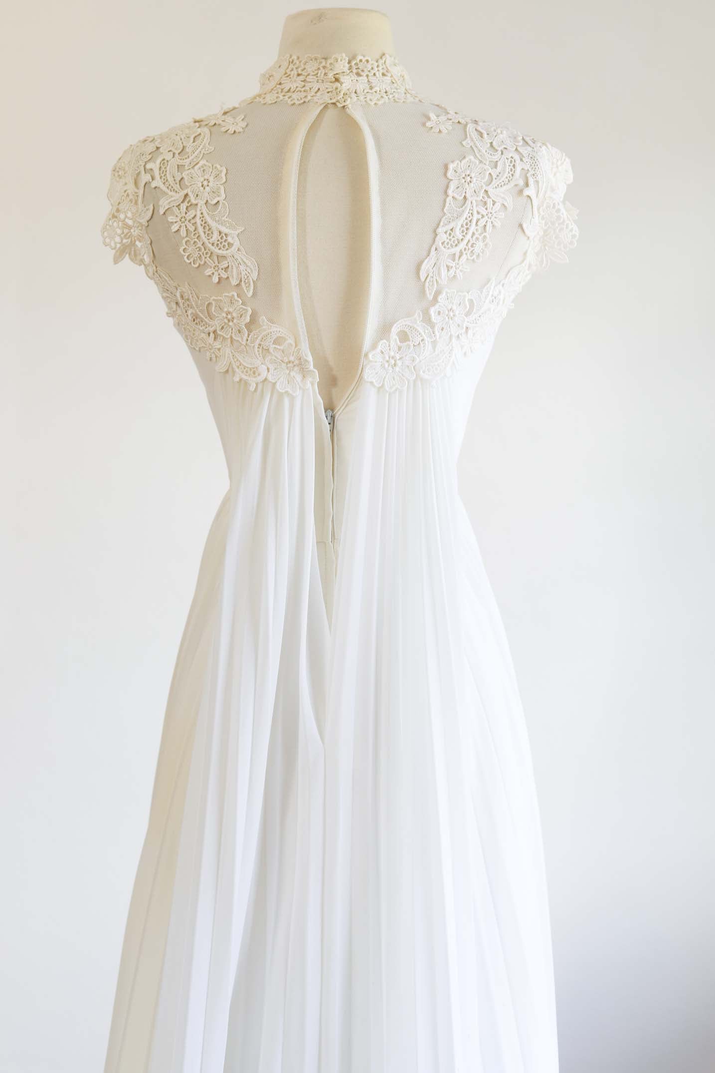 Vintage 1970s Dress - Ethereal + Beautiful Bridal Gown w Sculpted Lace + Train Size XS to S