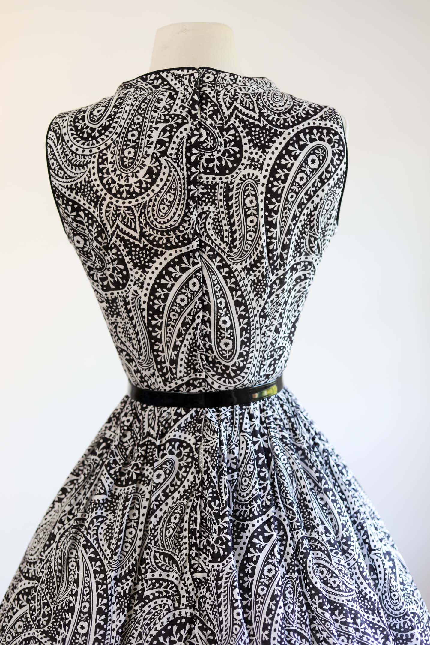 Vintage 1950s to 1960s Sundress - Cutie-Pie Black White Paisley Print Cotton w Buttons + Bow Dress Size XS to S