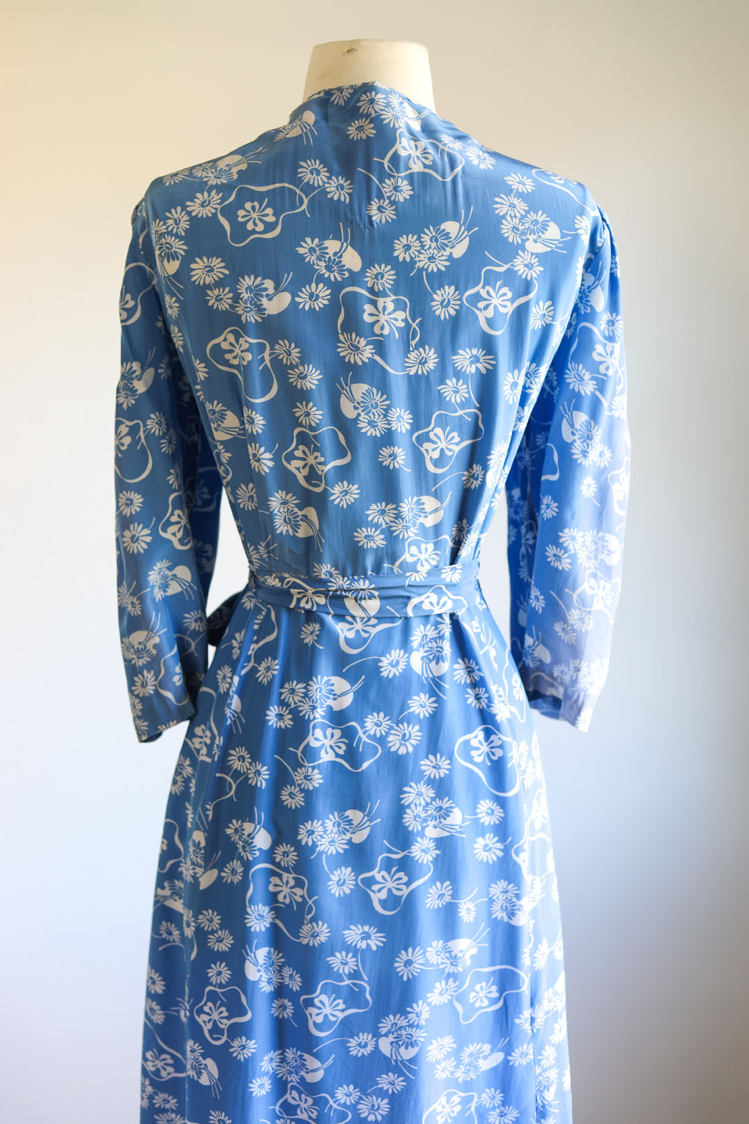 Vintage 1940s Dressing Gown - Cold Rayon Delphite Blue Novelty Print Lingerie Wrap Hostess House Coat Size M to XL
