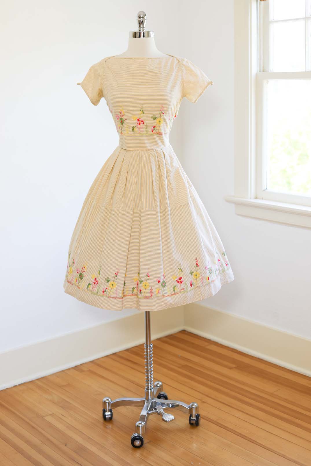 Vintage 1950s Dress Set - DARLING Seersucker Cotton Honey Stripe Paste –  Jumblelaya Vintage