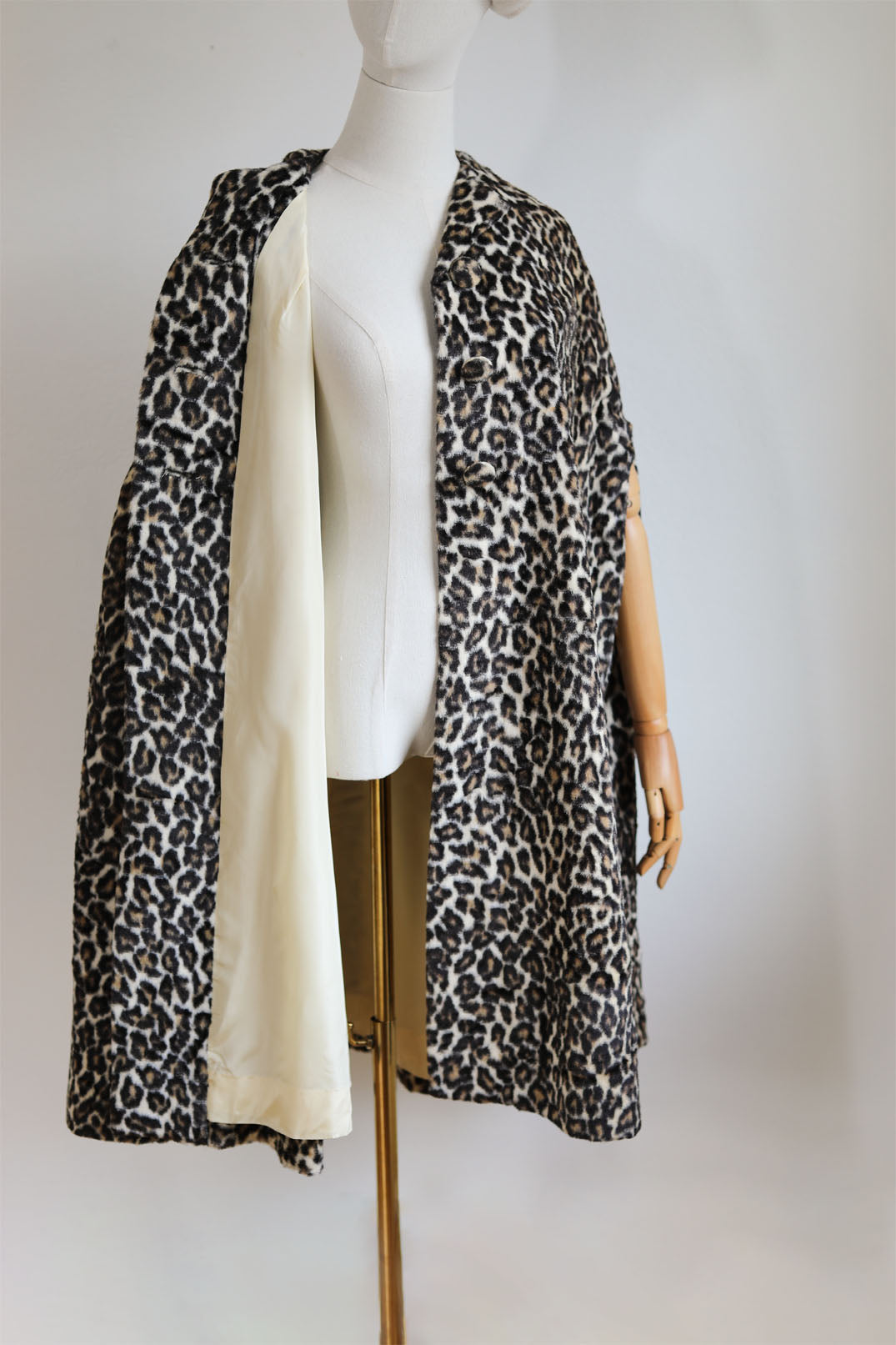 Vintage 1960s Cape Coat - Velvety-Soft Leopard Print Faux Fur Cloak Size S to XL