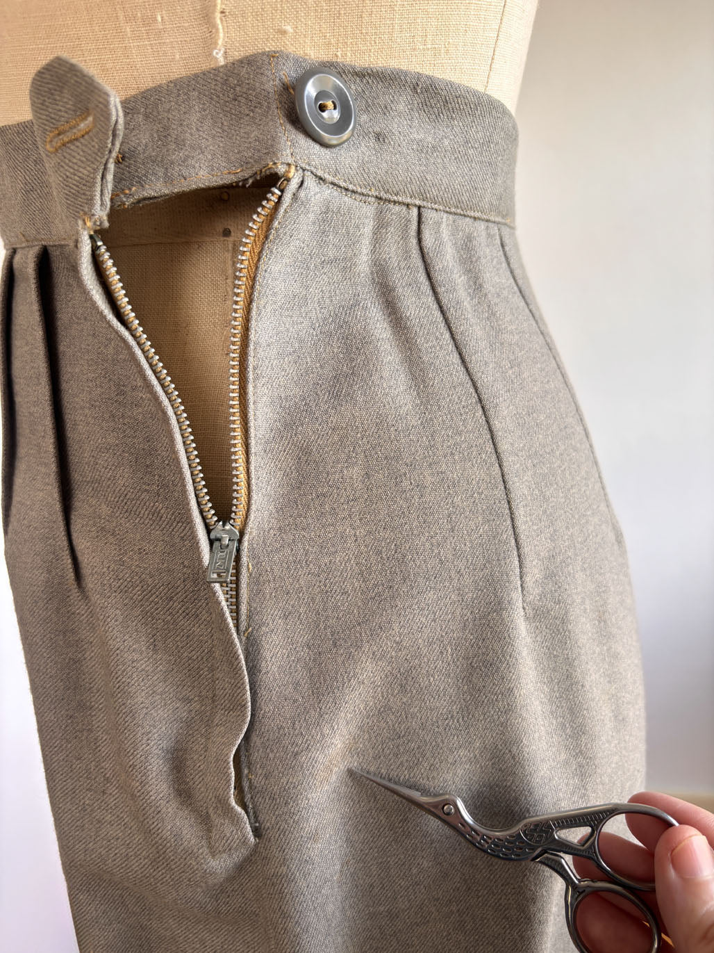 Vintage 1940s to 1950s Princess Suit - Mushroom Neutral Wool Gabardine Sculpted Strong Shoulder Blazer Jacket + Skirt Size S