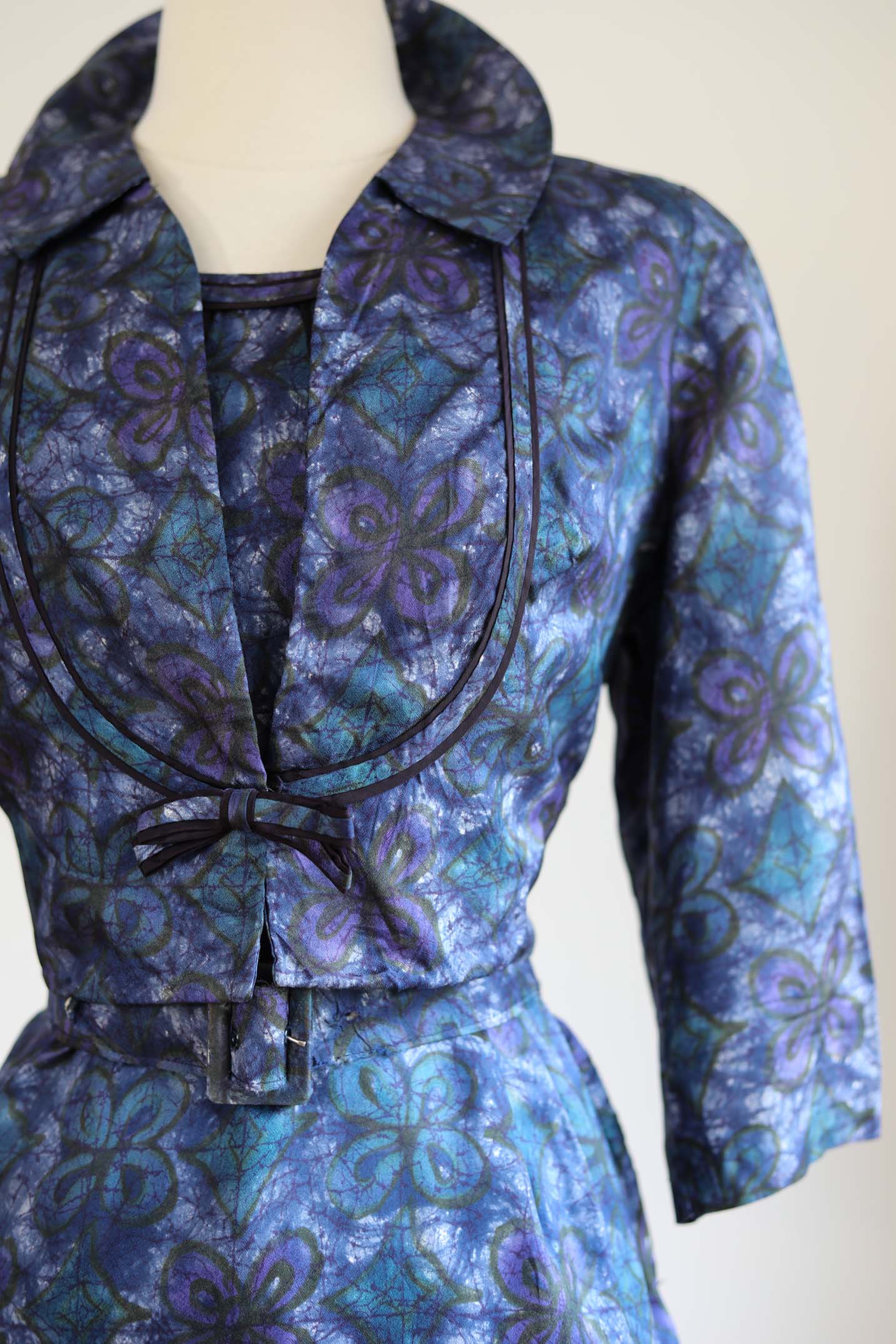 Vintage 1950s Dress Set - LOVELY Blue Batik Style Print Fitted Jacket + Cocktail Dress Size L