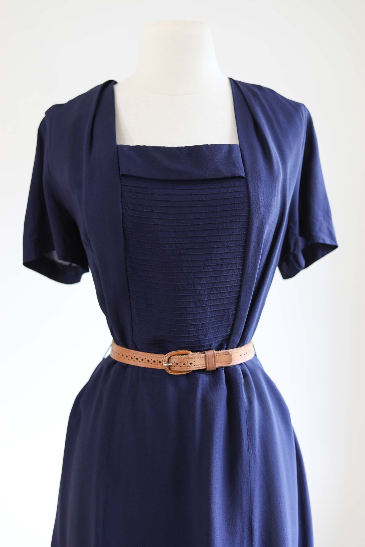 Vintage 1940s Dress - EASY-GOING VOLUP Navy Blue Rayon Pleated Day Dress Size L to XL