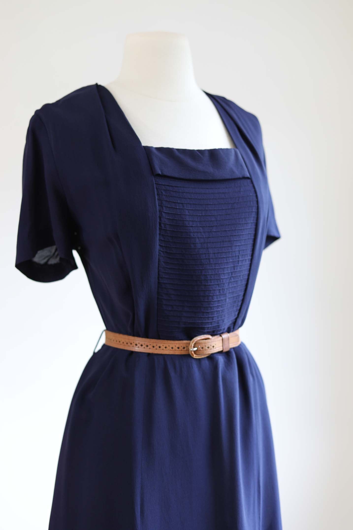 Vintage 1940s Dress - EASY-GOING VOLUP Navy Blue Rayon Pleated Day Dress Size L to XL