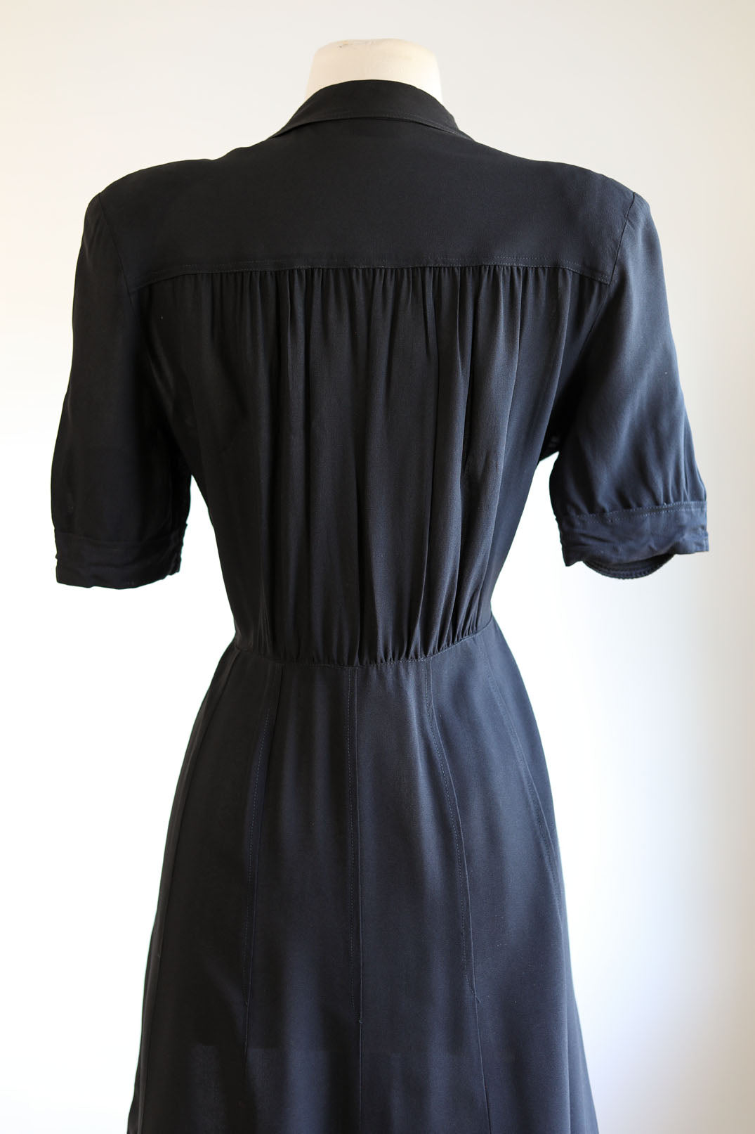 Vintage 1940s Dress - Documented WWII 1945 Betty Winston Black Tulip Pocket Rayon "Shirtfrock" Size L to XL