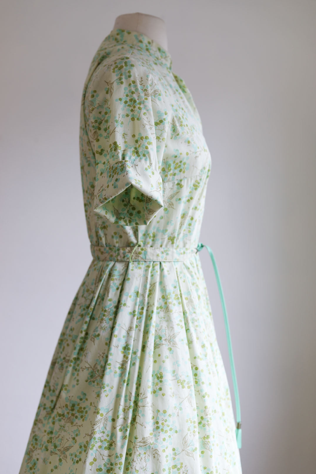 Vintage 1950s to 1960s Dress - Cream Aqua Olive Floral + Berry Print Cotton Shirtwaist w Amazing Vinyl Belt Size M
