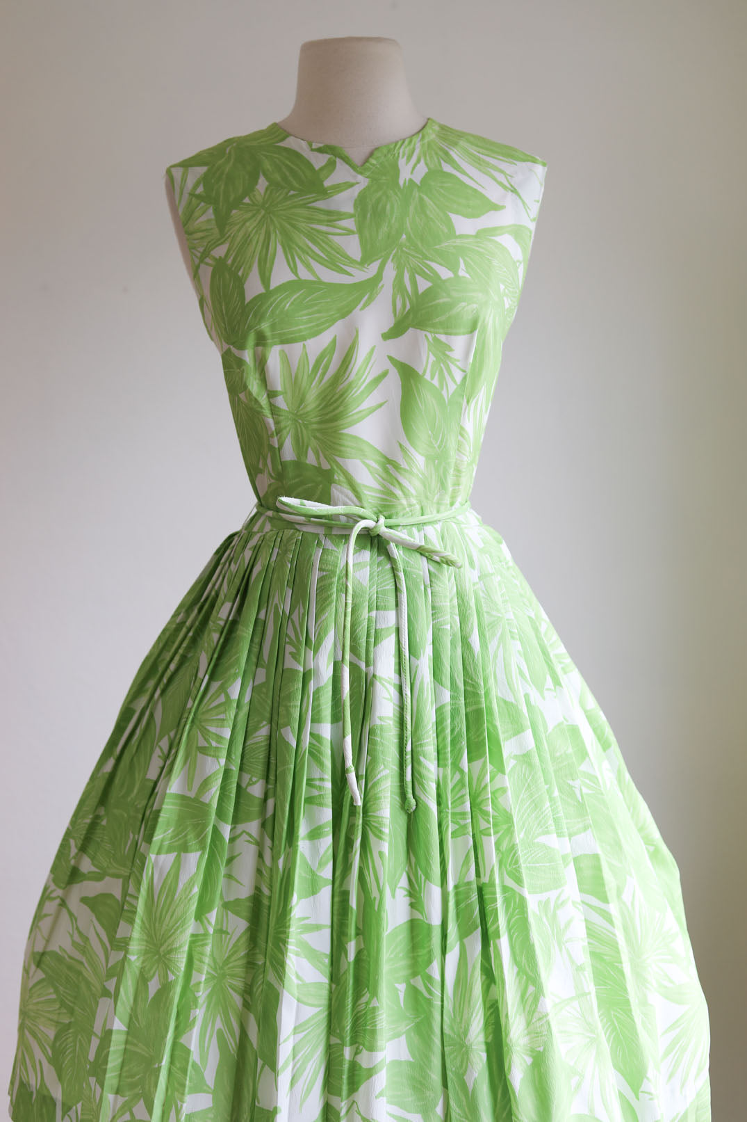 Vintage 1950s to 1960s Dress - Tropical Palm Leaves + Plants Lime + White Belted Sundress Size M