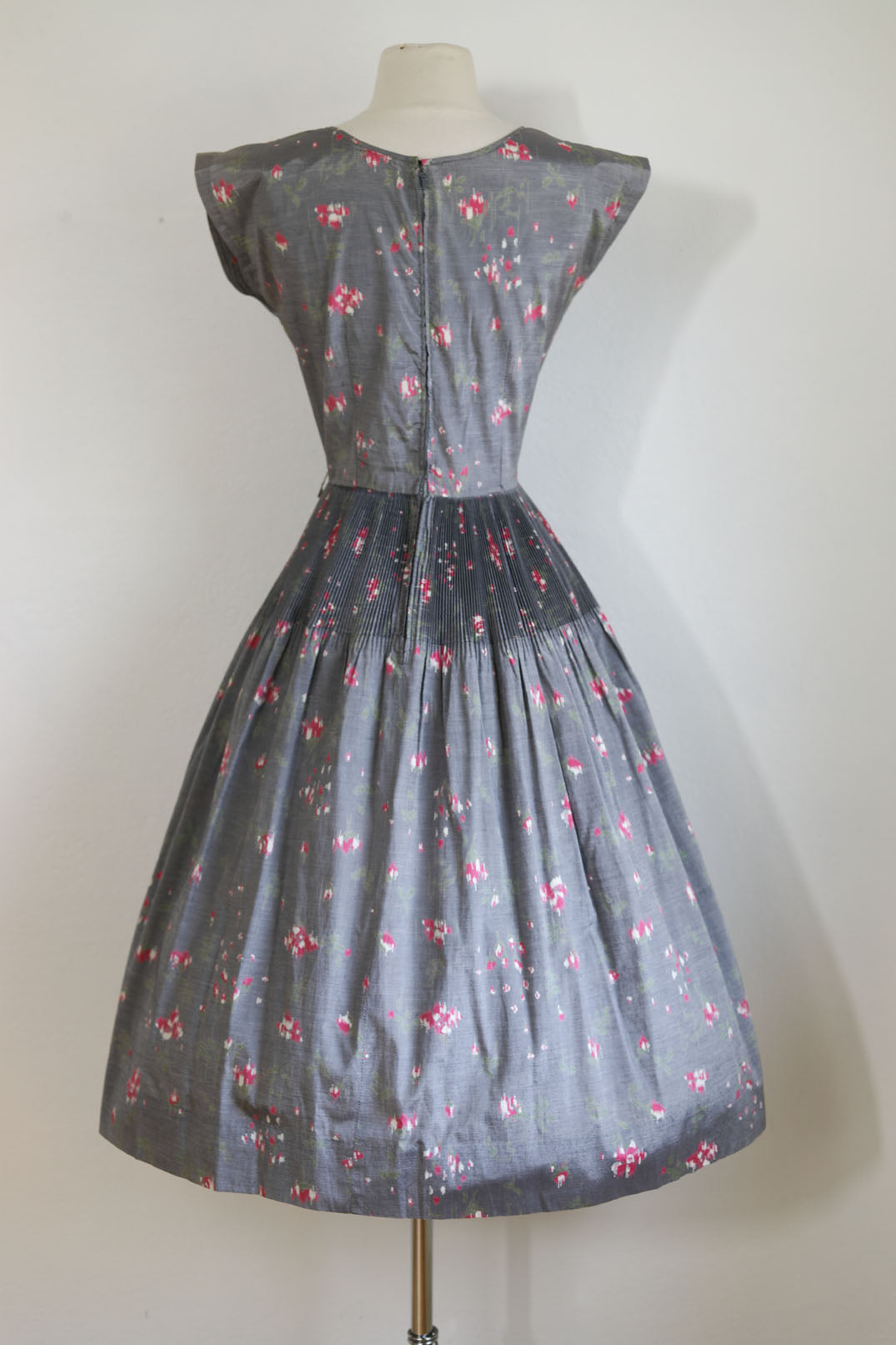 Vintage 1950s Dress - Stunning Silvery + Pink Cross Stitch Rose Print Full Skirt Dress Size M