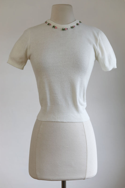 Vintage 1950s Pin-Up Sweater - Cozy Ivory White Penney's Pullover Top w Pink Roses + Rhinestones Size XS to S