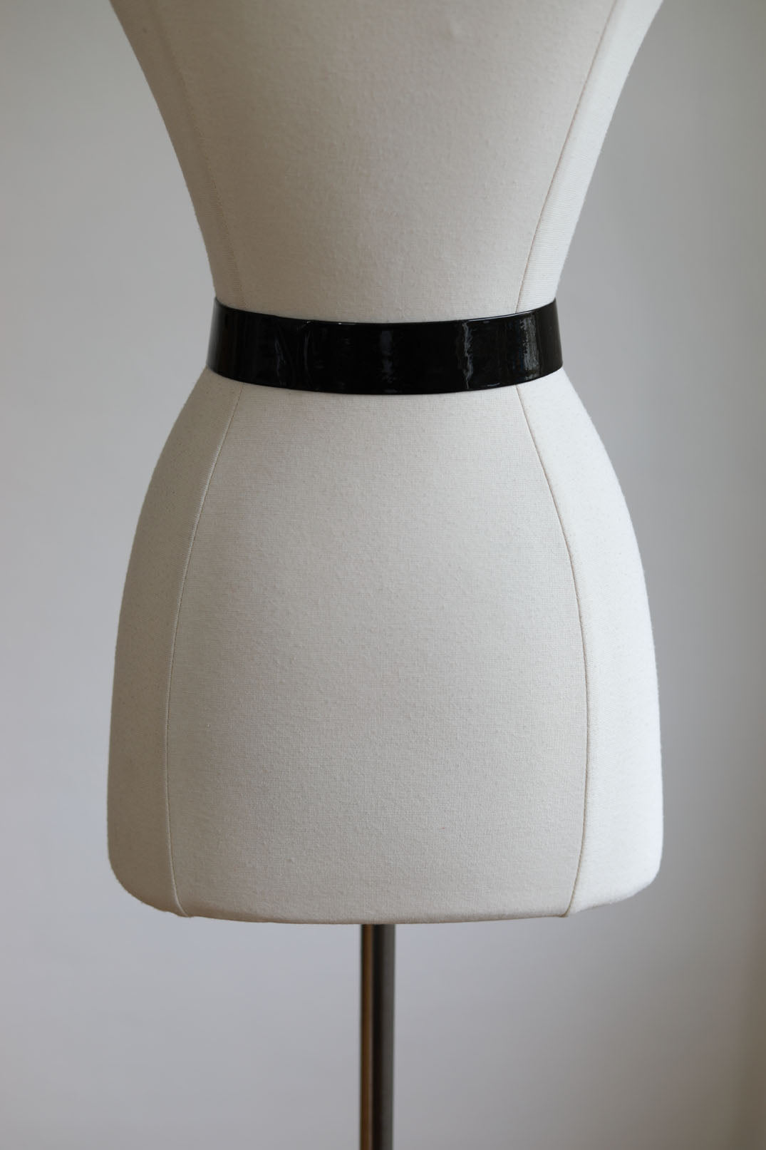 BELTOPIA! Vintage 1950s Glossy Black Belt - Wide Wet Look Patent Cincher w Brass Hardware Size L