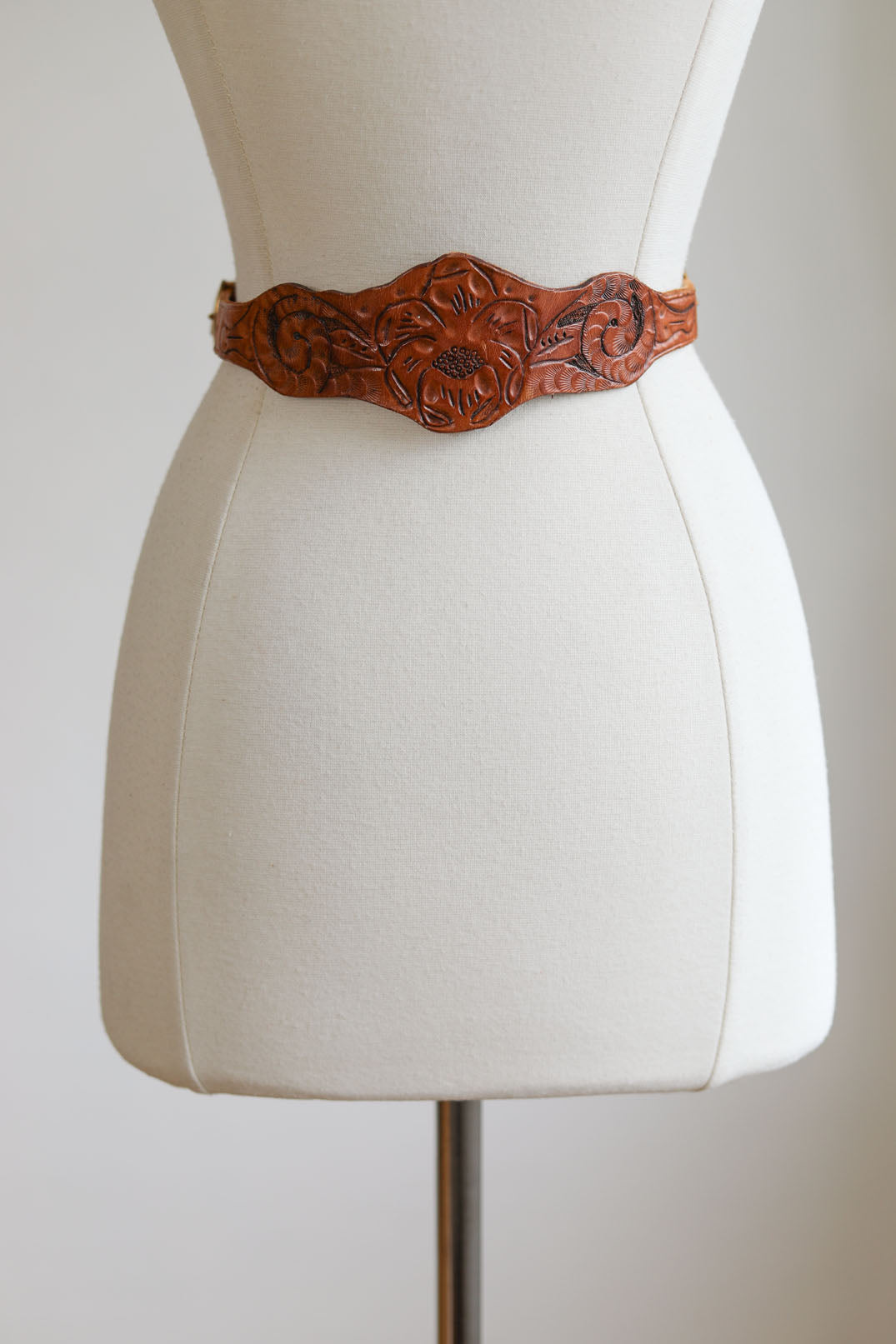 BELTOPIA! Vintage 1940s - 1950s Tooled Western Kidney Belt - Tan Rose + Rare Double Brass Buckle Cincher Size XS to M
