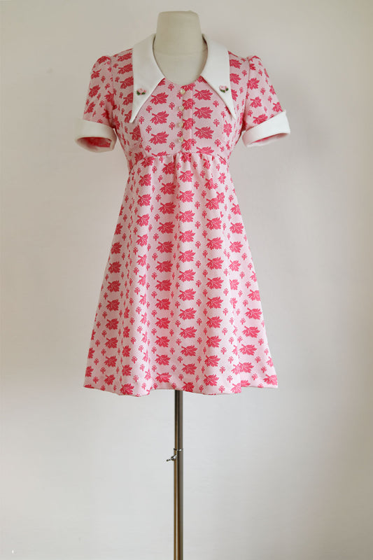 Vintage 1970s Dolly Dress - Darling Candy Pink Leaf Print Empire Mod Mini w Dagger Collar Size M