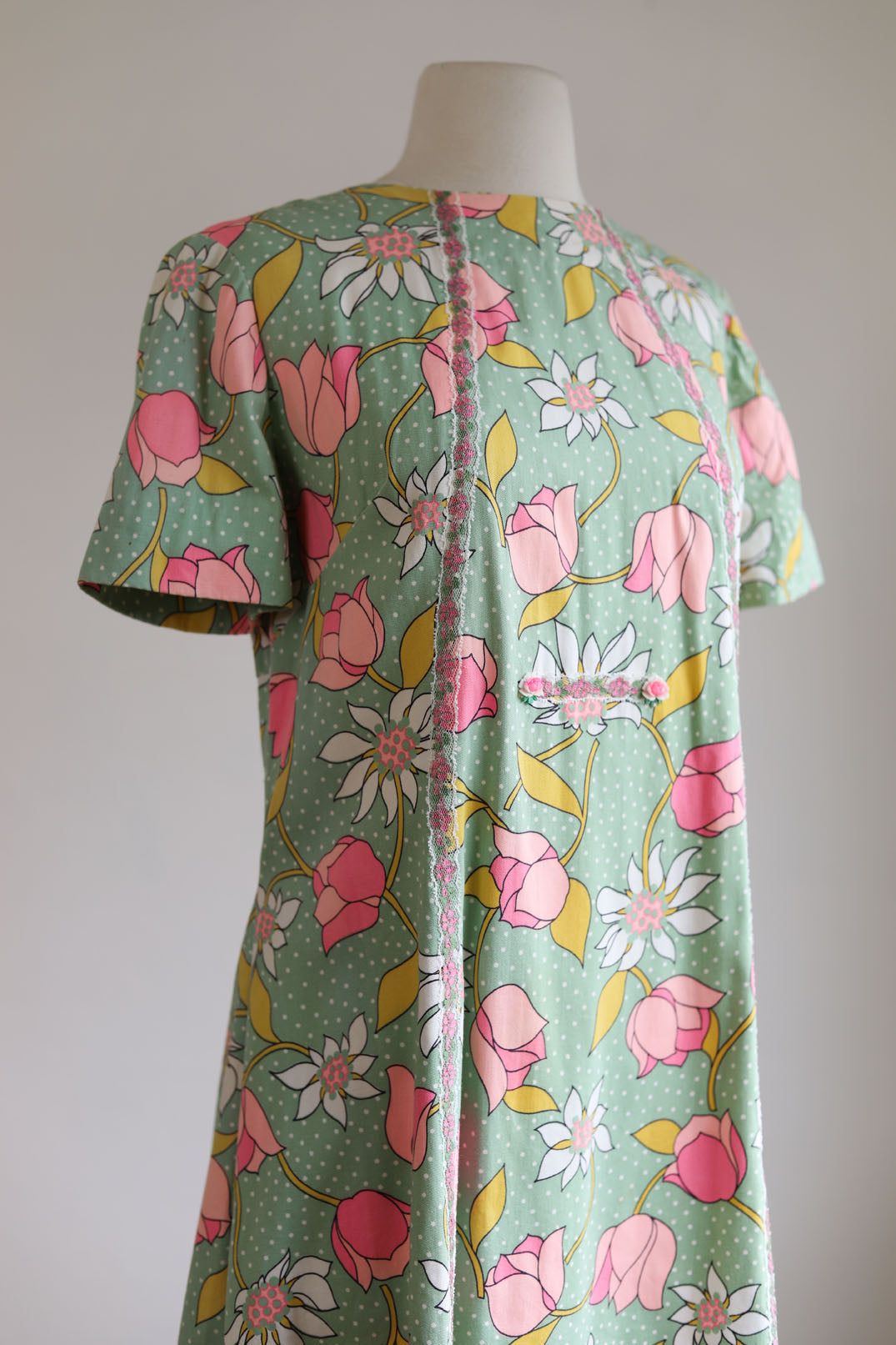 Vintage 1960s Dress - Beautiful Jadeite Green Mod J. Manes Art Nouveau Tulip Princess Cocktail Sheath w Roses Size L