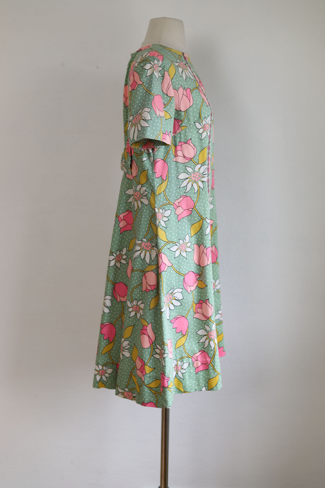 Vintage 1960s Dress - Beautiful Jadeite Green Mod J. Manes Art Nouveau Tulip Princess Cocktail Sheath w Roses Size L