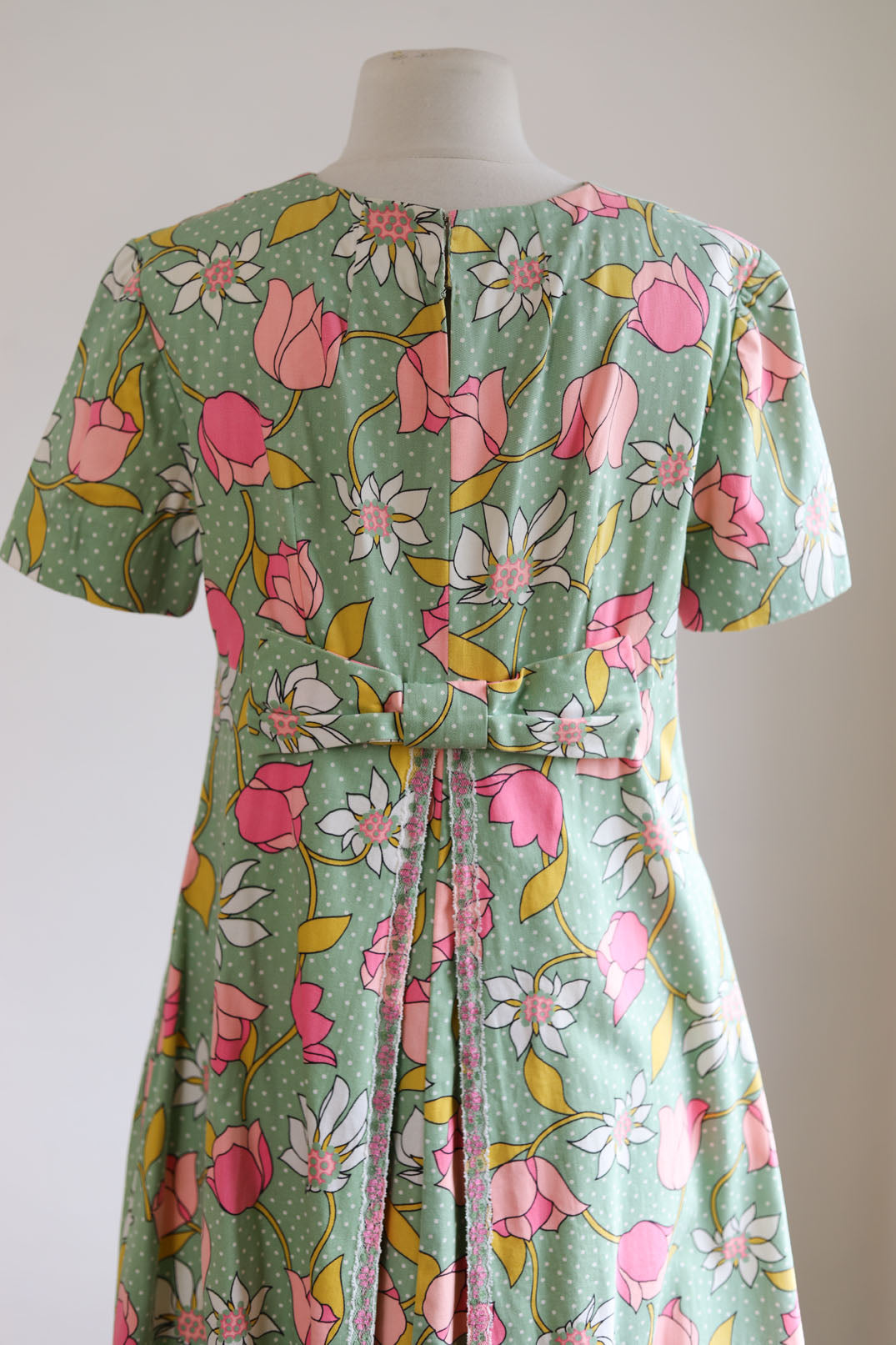 Vintage 1960s Dress - Beautiful Jadeite Green Mod J. Manes Art Nouveau Tulip Princess Cocktail Sheath w Roses Size L