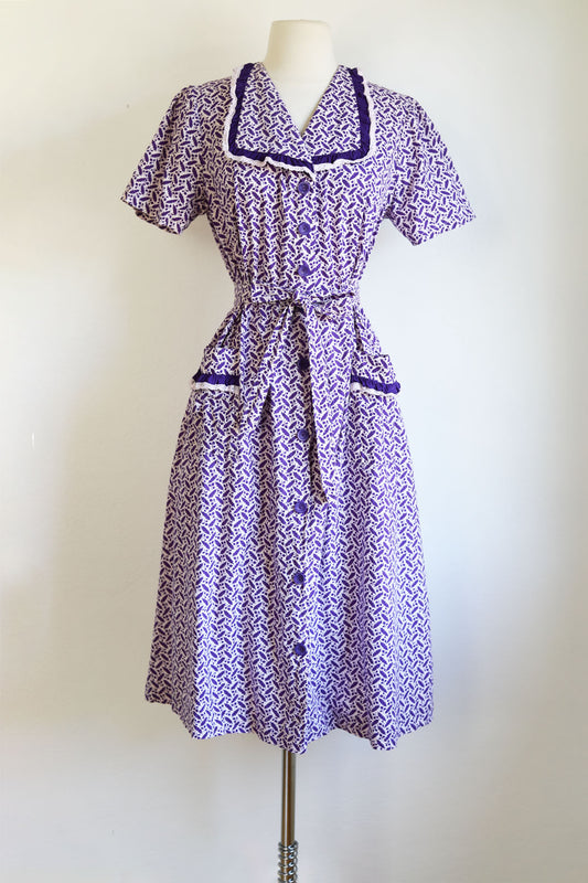 Vintage 1940s to 1950s Dress - Volup! Violet Leaf Print Fruit of the Loom Cotton House Chore Dress Size L to XL