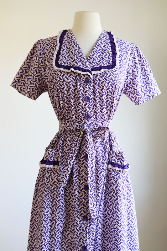 Vintage 1940s to 1950s Dress - Volup! Violet Leaf Print Fruit of the Loom Cotton House Chore Dress Size L to XL