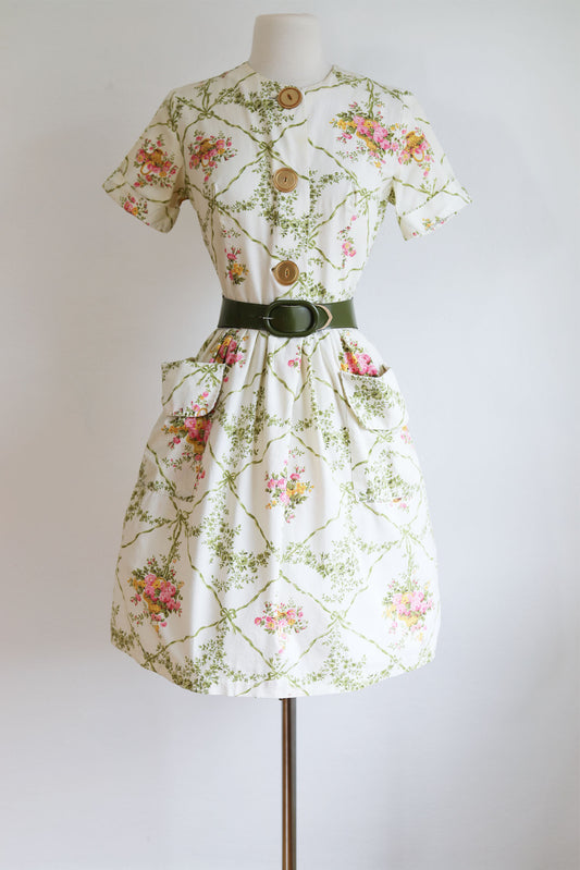 Vintage 1960s Novelty Print Shirtwaister - BEAUTIFUL Garden Basket + Ribbons Cotton Full Skirt Dress w Lucite Buttons Size M