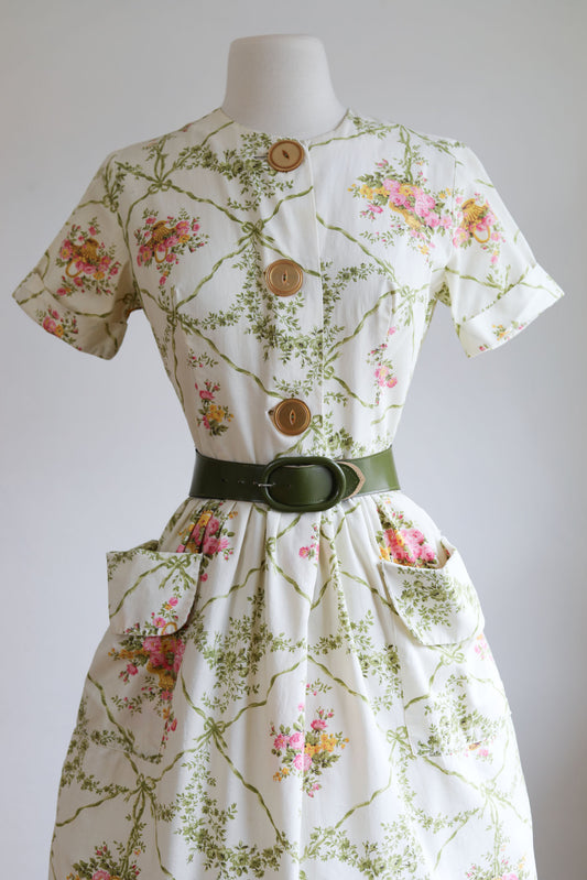 Vintage 1960s Novelty Print Shirtwaister - BEAUTIFUL Garden Basket + Ribbons Cotton Full Skirt Dress w Lucite Buttons Size M