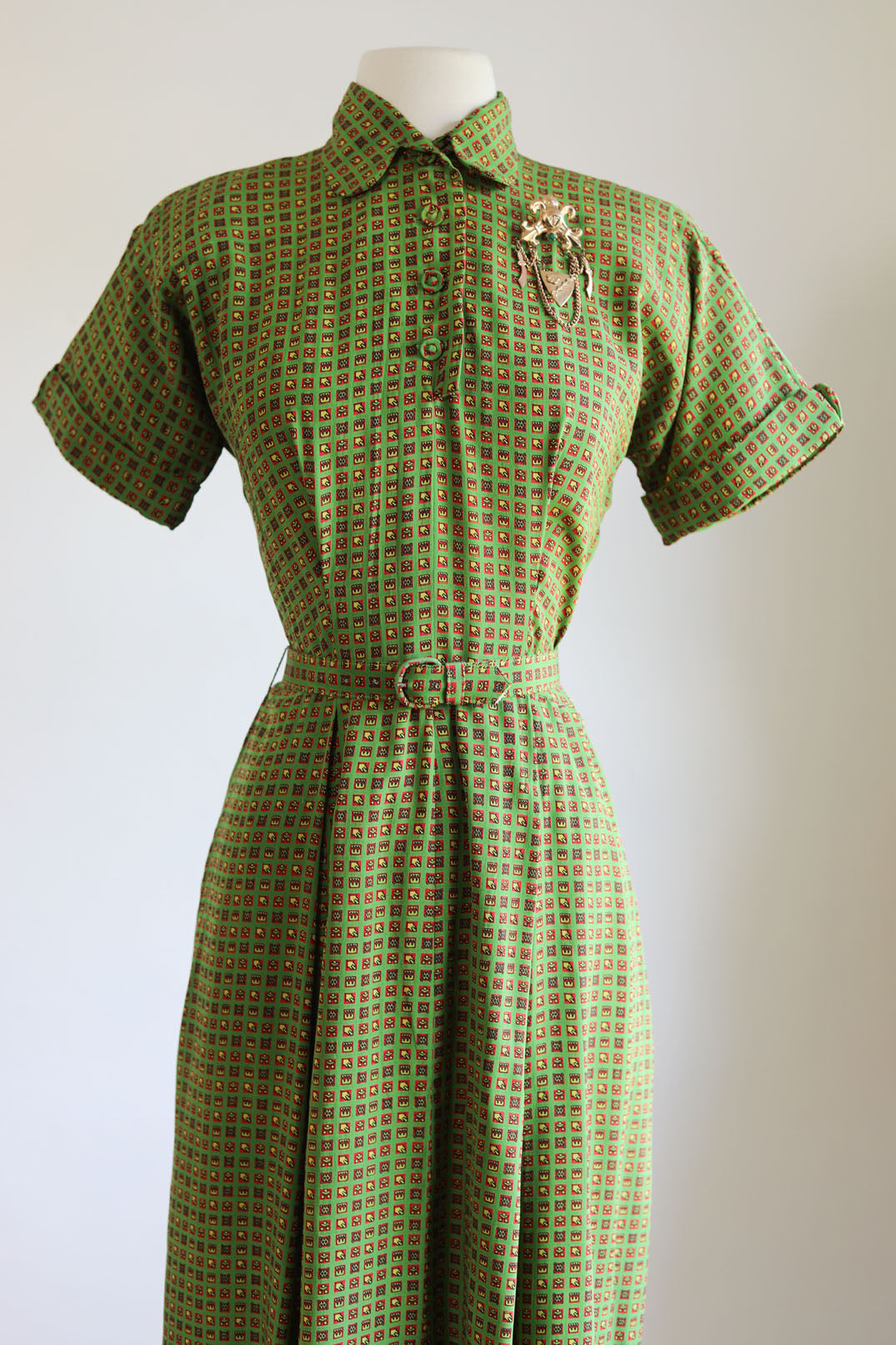 Vintage 1940s to 1950s Dress - Apple/Olive Green w Red + Chartreuse Surreal Cottages Print Belted Shirtwaist Size M