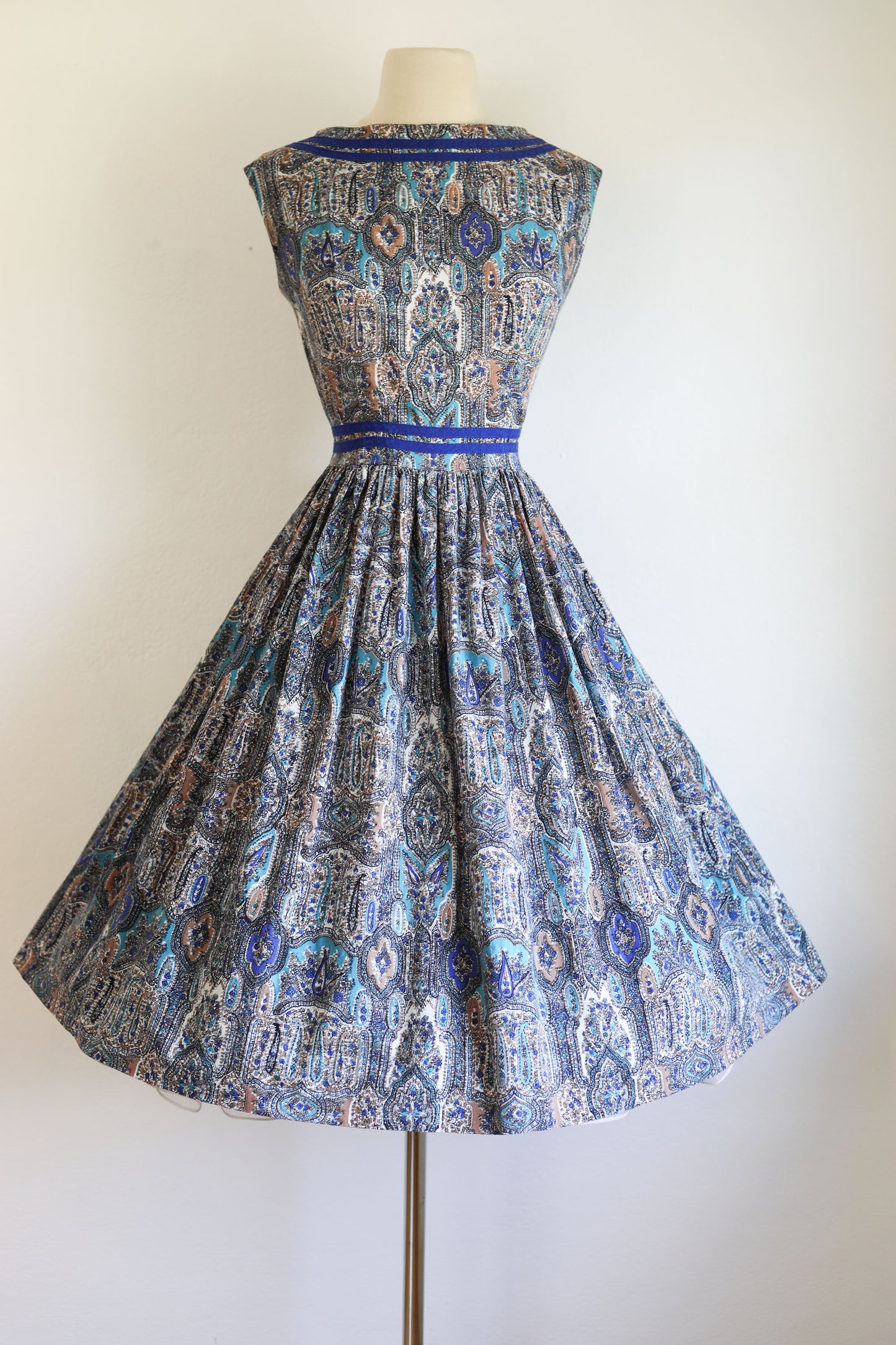 Vintage 1950s to 1960s Dress - Stunning Blue Baroque Print Cotton Full Skirt Sundress Size M to L