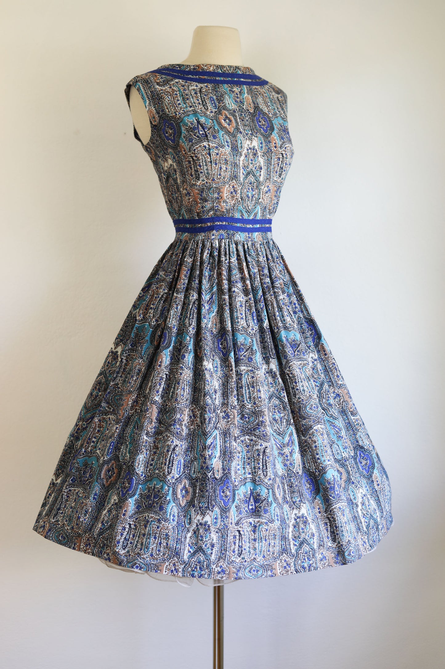 Vintage 1950s to 1960s Dress - Stunning Blue Baroque Print Cotton Full Skirt Sundress Size M to L
