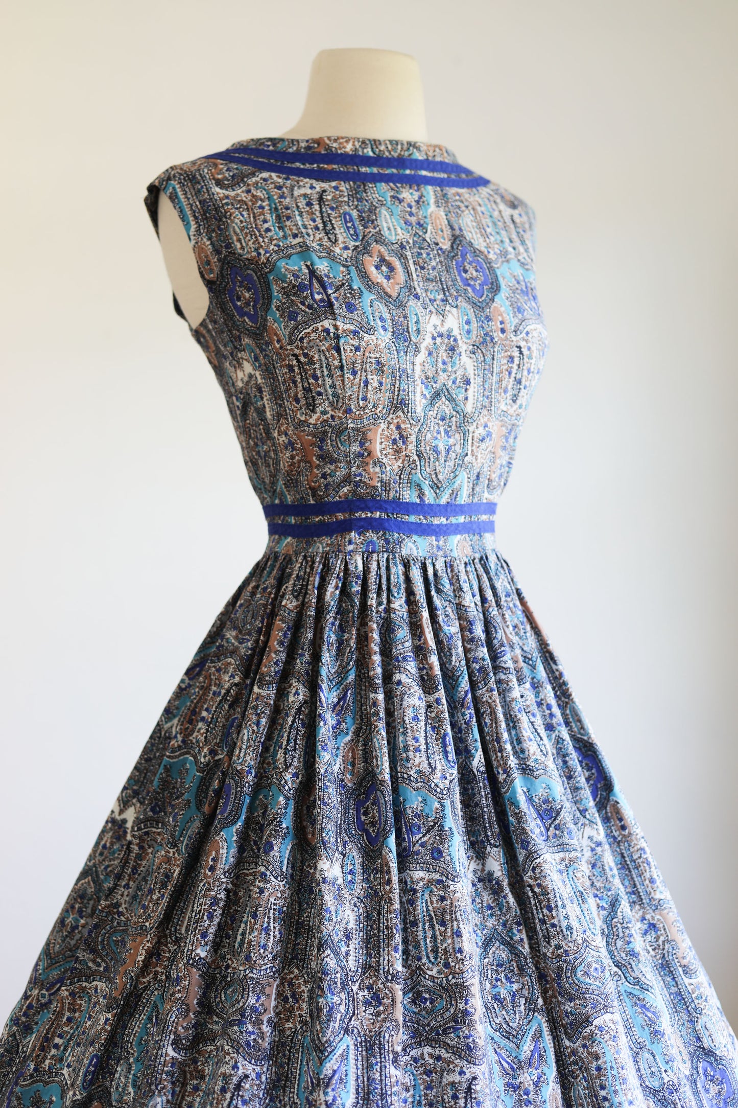 Vintage 1950s to 1960s Dress - Stunning Blue Baroque Print Cotton Full Skirt Sundress Size M to L