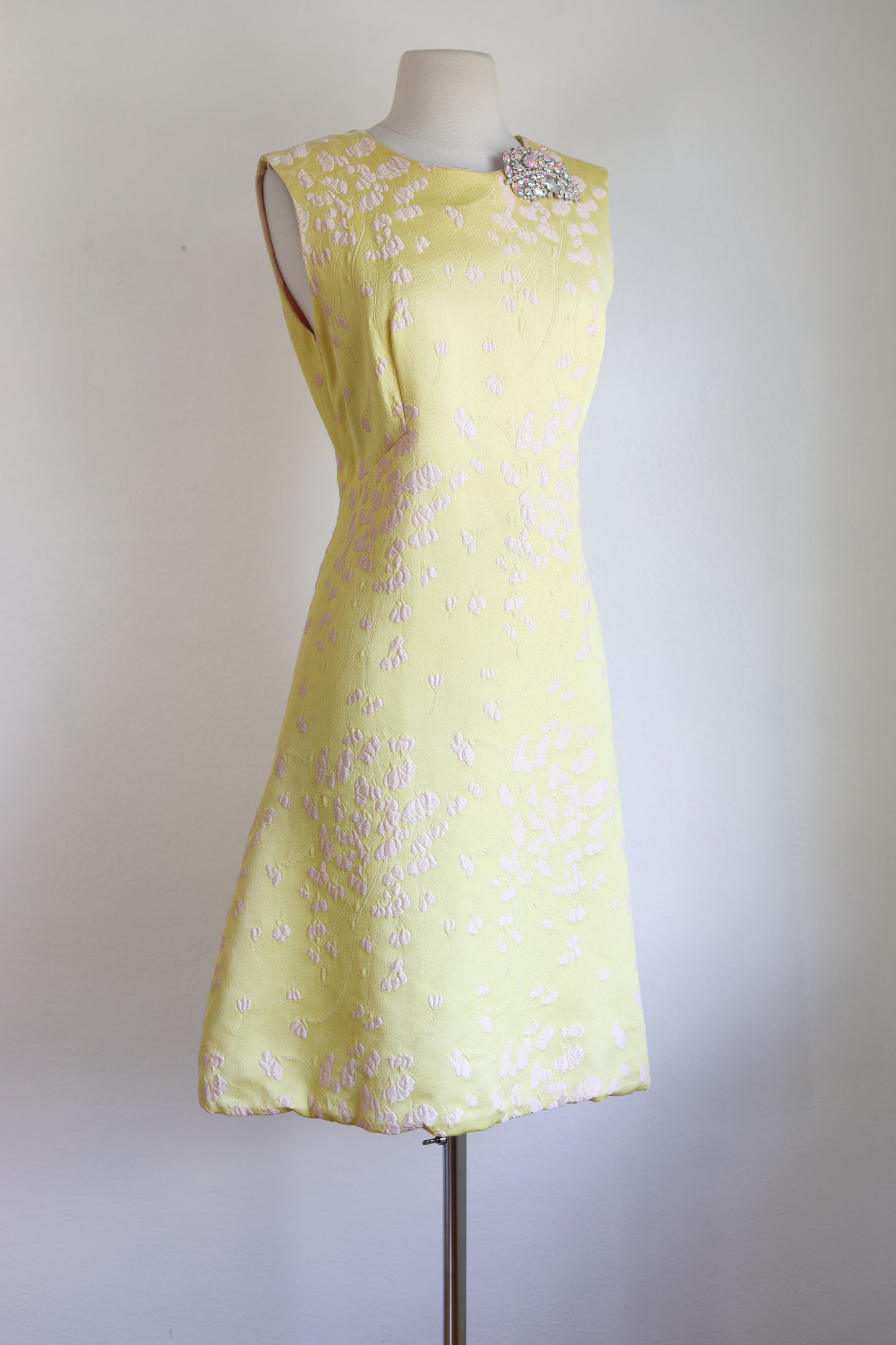 Vintage 1960s Dress - Upscale Sunny Yellow + Cream Wool Silk Brocade Cocktail Parth Sheath Size M