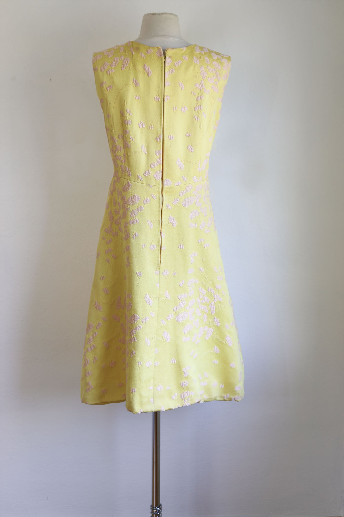 Vintage 1960s Dress - Upscale Sunny Yellow + Cream Wool Silk Brocade Cocktail Parth Sheath Size M