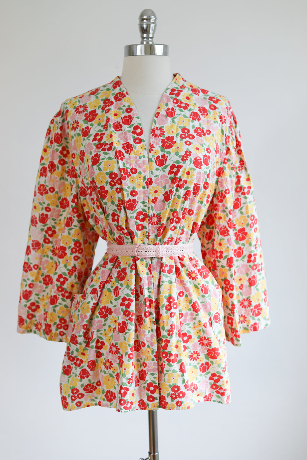 Vintage 1930s to 1940s Chore Coat -  Darling VOLUP Cotton Juicy Spring Print Artist's Smock or Loungewear Shirt Jacket Size XL XXL