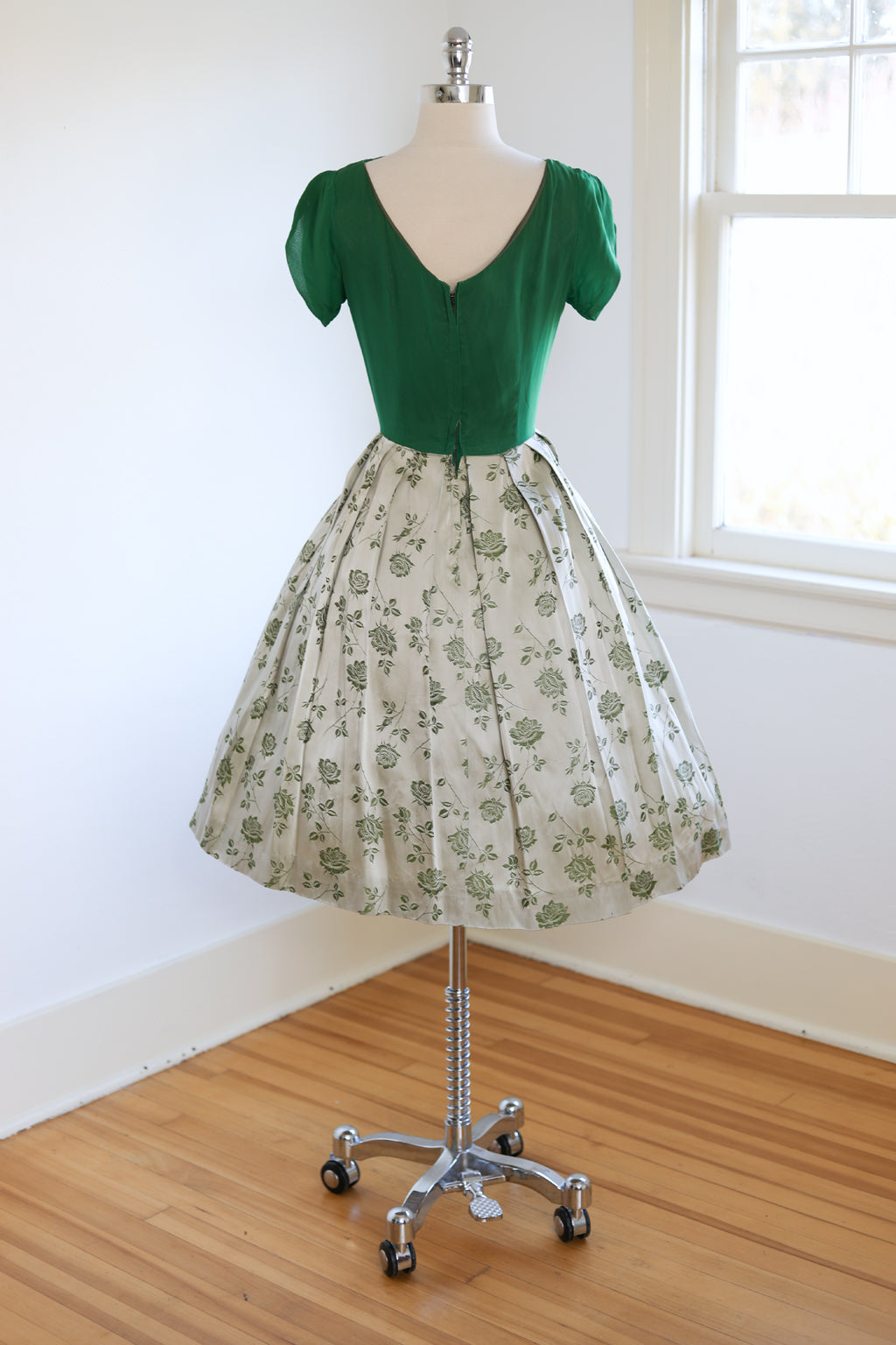 Vintage 1950s Dress - Sublime Irish Green Silk + Satin Rose Brocade Cocktail Party Sundress Size S