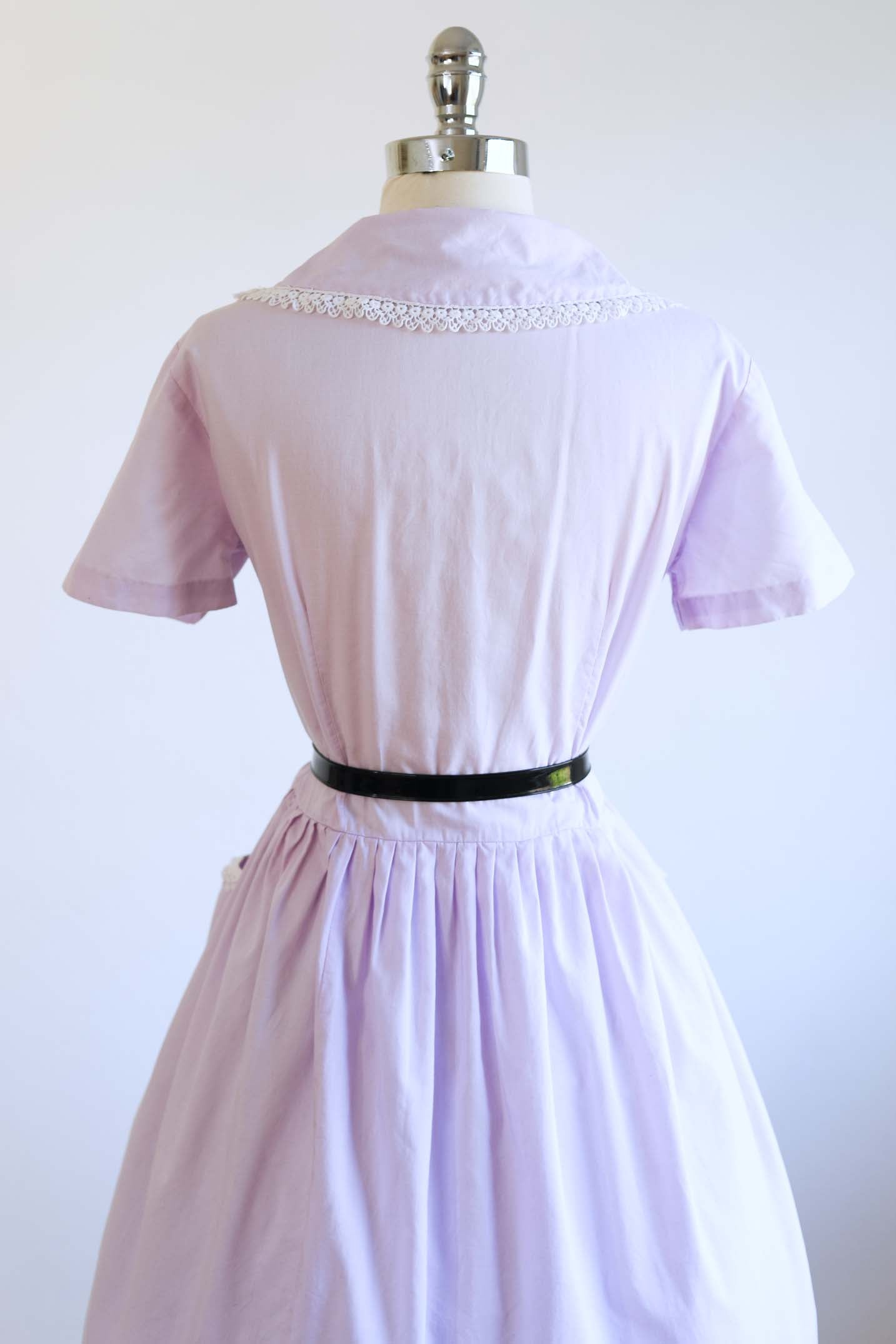 Vintage 1950s Dress - Darling Pastel Lavender Purple Cotton Shirtwaist w Big Lace-Trimmed Pockets Size L to XL
