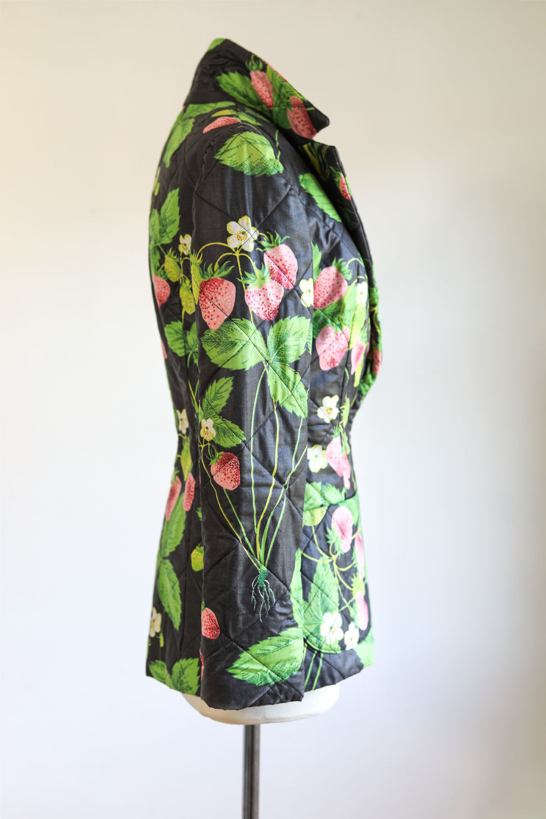 Vintage 1970s Quilted Jacket - Very Special Artsy "The Yard Birds" Black Chintz Cotton w Botanical Strawberry Print Size S to M