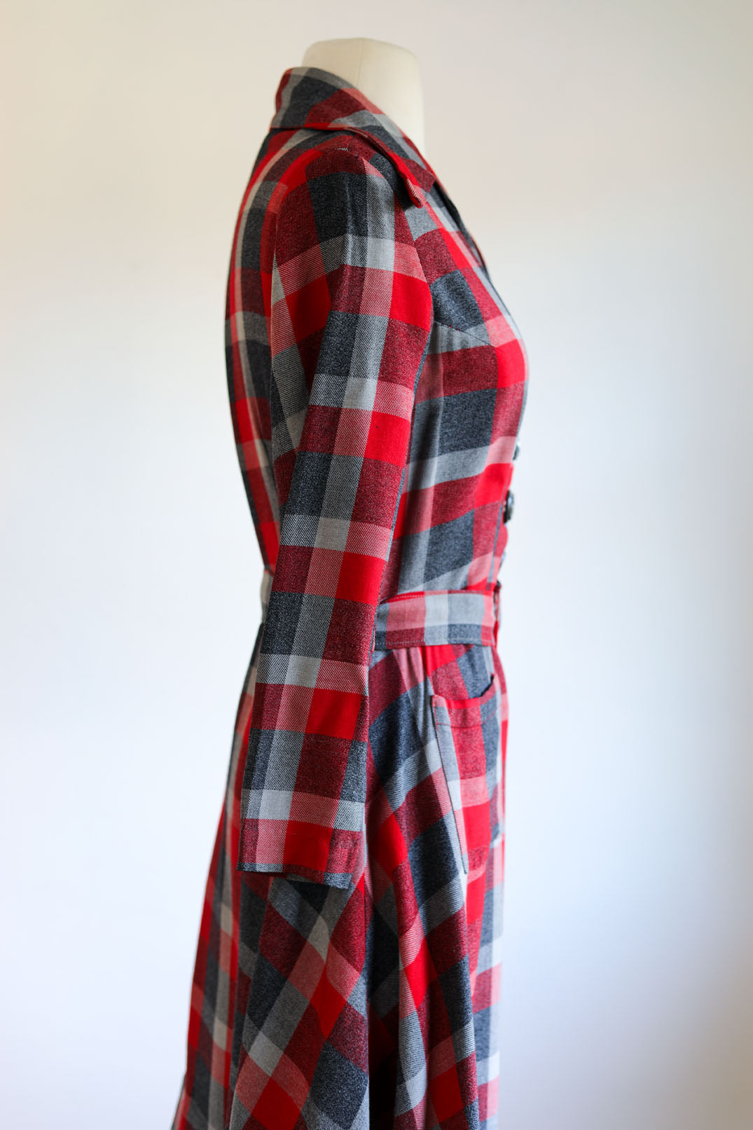 Vintage 1940s Plaid Dress - Jaunty Red Grey Wool Flannel Swing Shirtwaist w Belt Size M