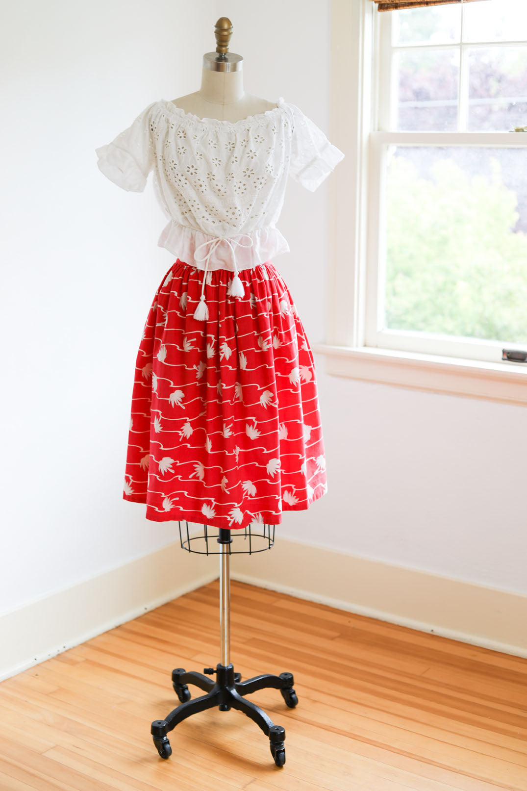 Vintage 1930s - 1940s Skirt - DARLING Strawberry Red White Grey Palm Tree Novelty Print Skirt Size XS - S