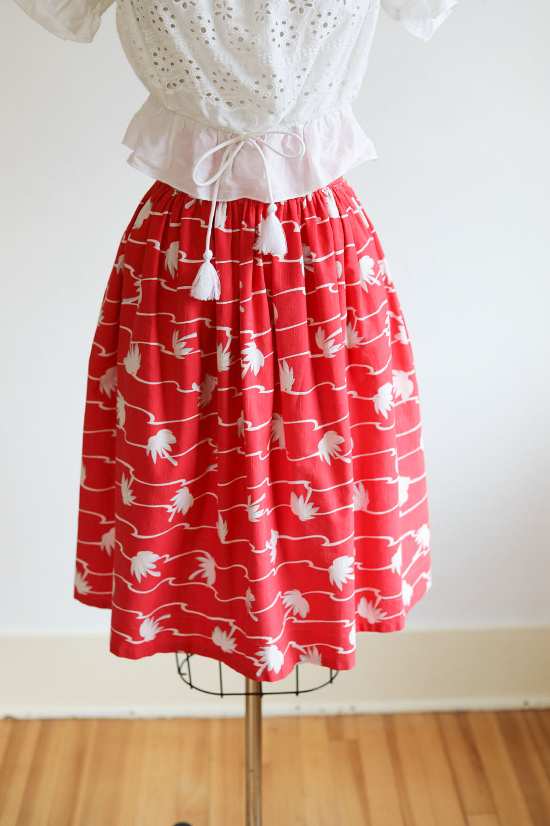 Vintage 1930s - 1940s Skirt - DARLING Strawberry Red White Grey Palm Tree Novelty Print Skirt Size XS - S