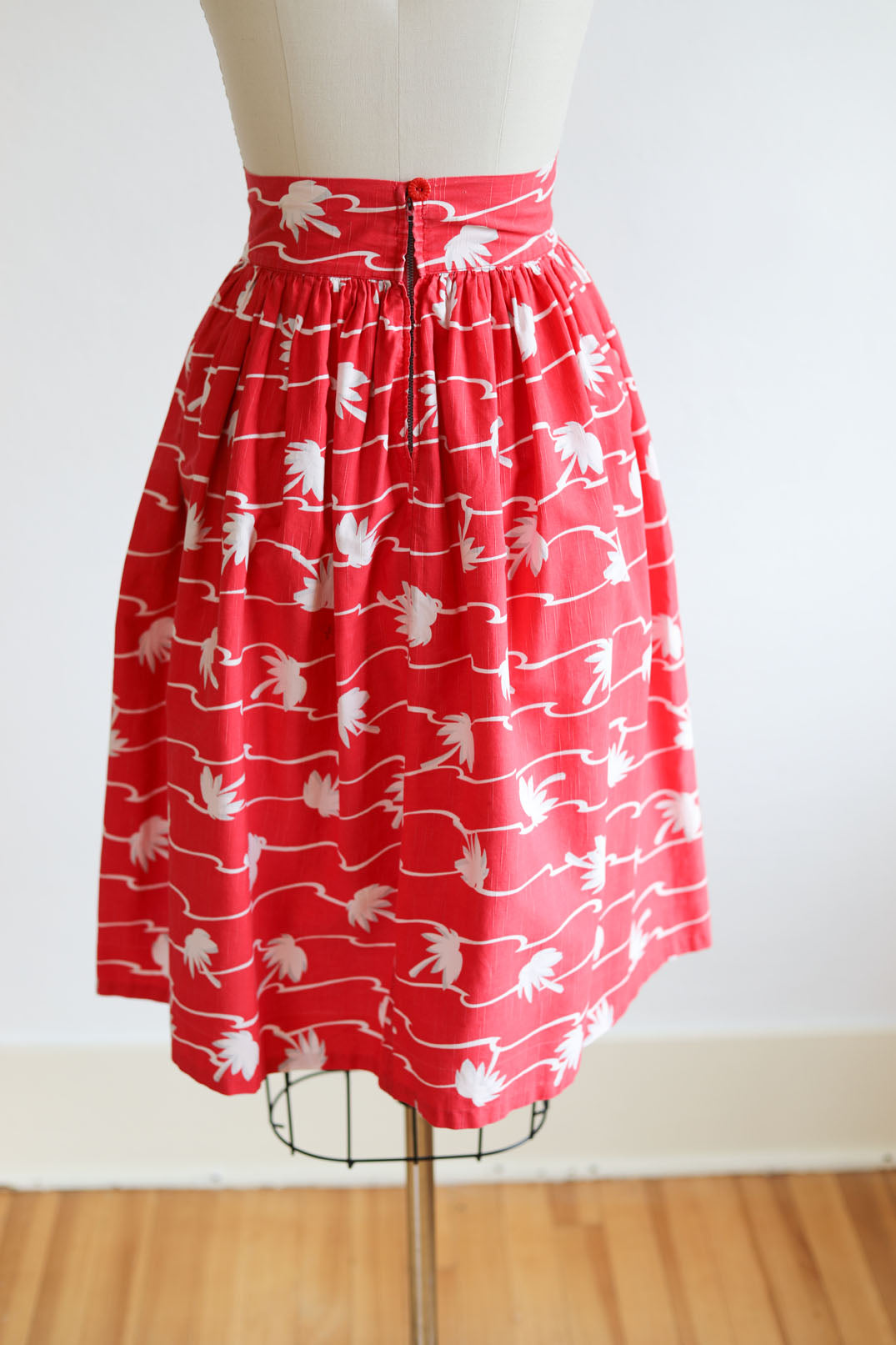 Vintage 1930s - 1940s Skirt - DARLING Strawberry Red White Grey Palm Tree Novelty Print Skirt Size XS - S