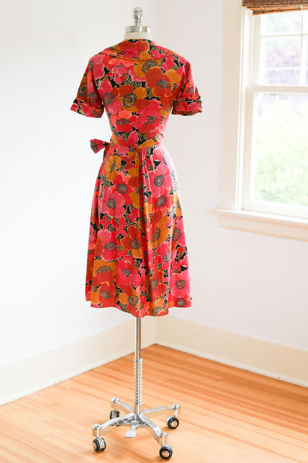 Vintage 1940s? 1970s? Wrap Dress - GORGEOUS Saturated Pink Sienna Black Poppy Floral Print Lounging Robe Frock Size XS - M