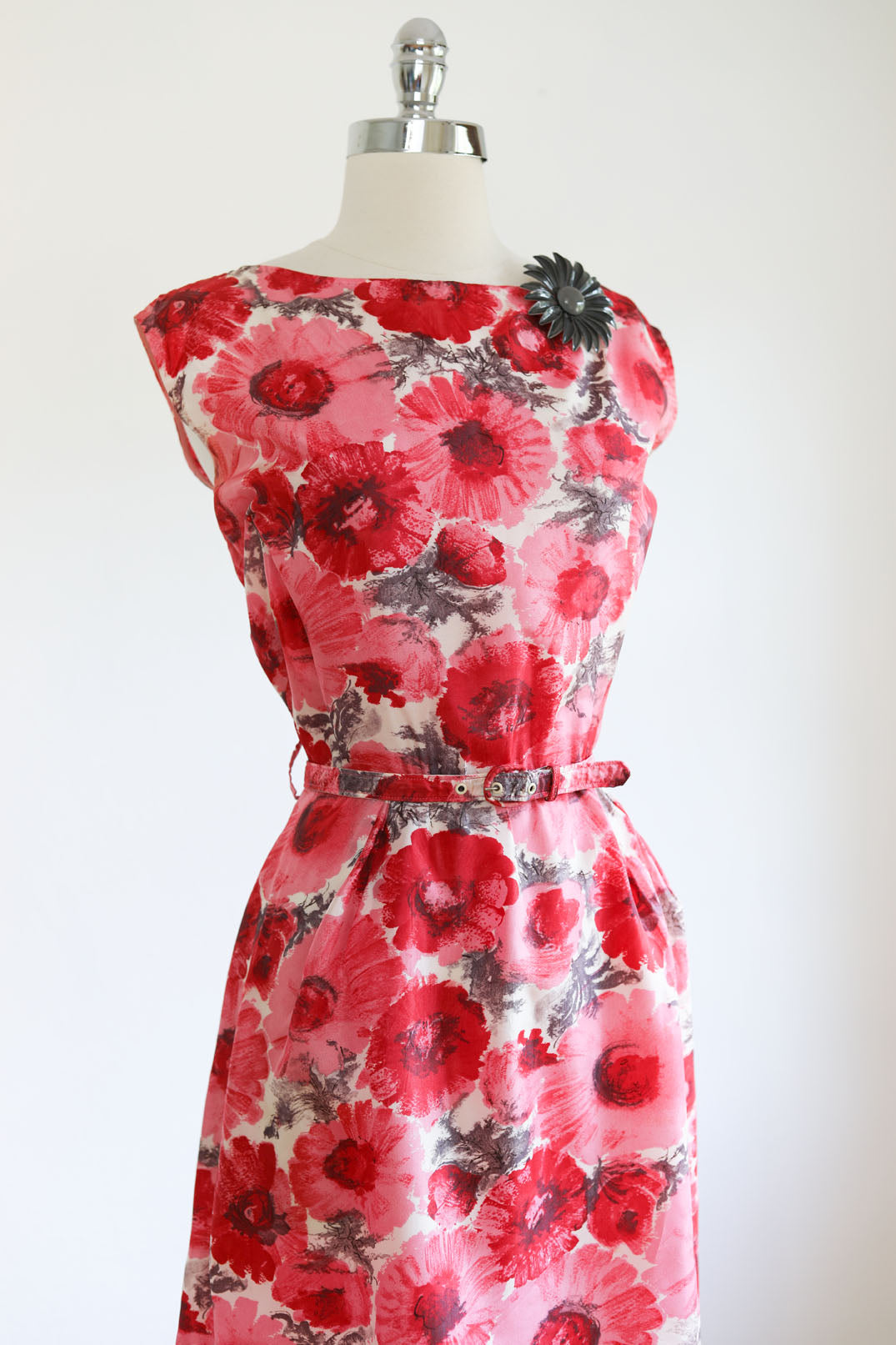 Vintage 1950s Dress - SATURATED Red Pink Poppy Floral Print Hourglass w Belt Size L