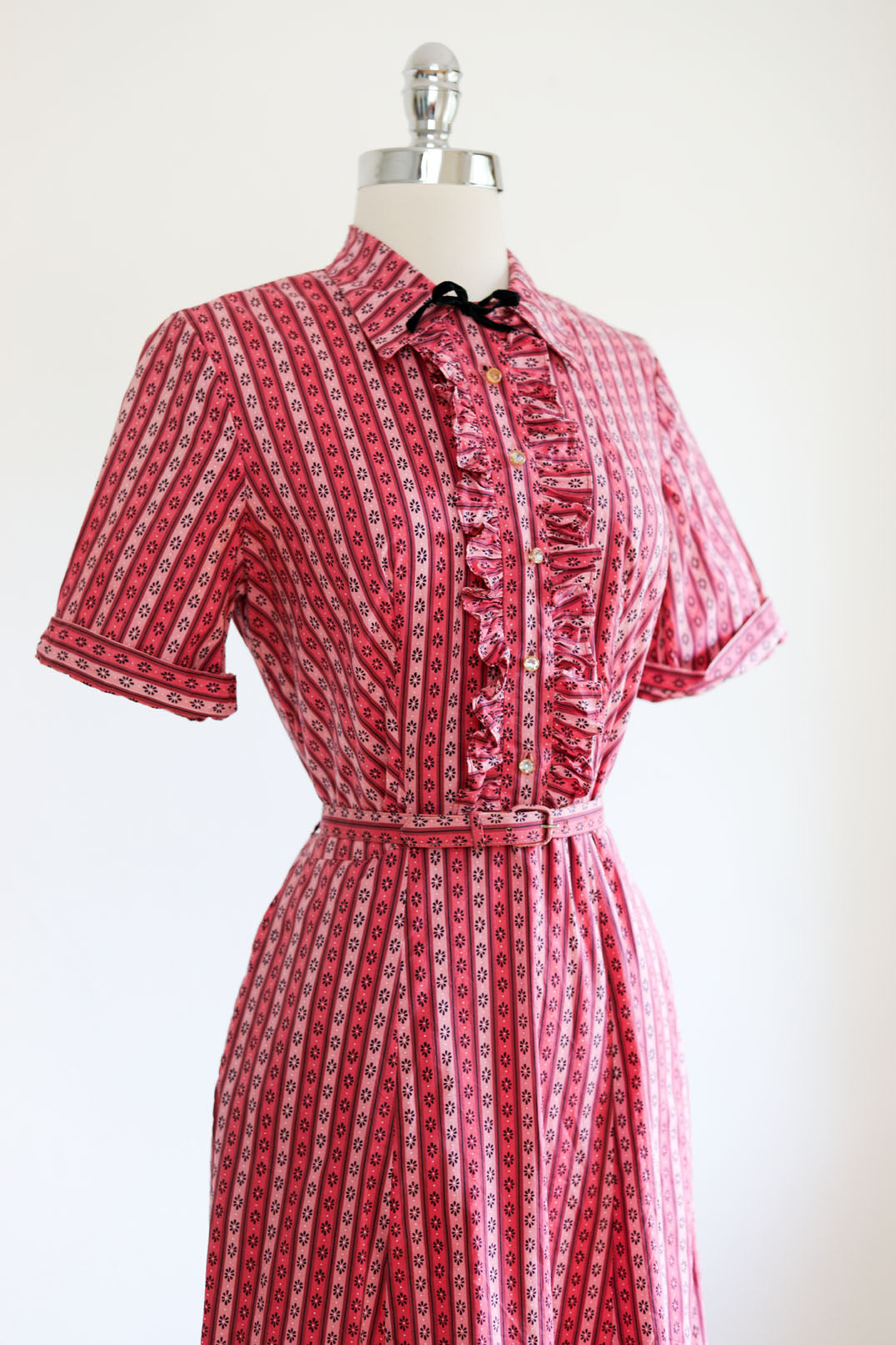 Vintage 1940s to 1950s Dress - TUXEDO DETAILS Candy Pink Black Floral w Jabot + Velvet Bow Cotton Shirtwaist Size M