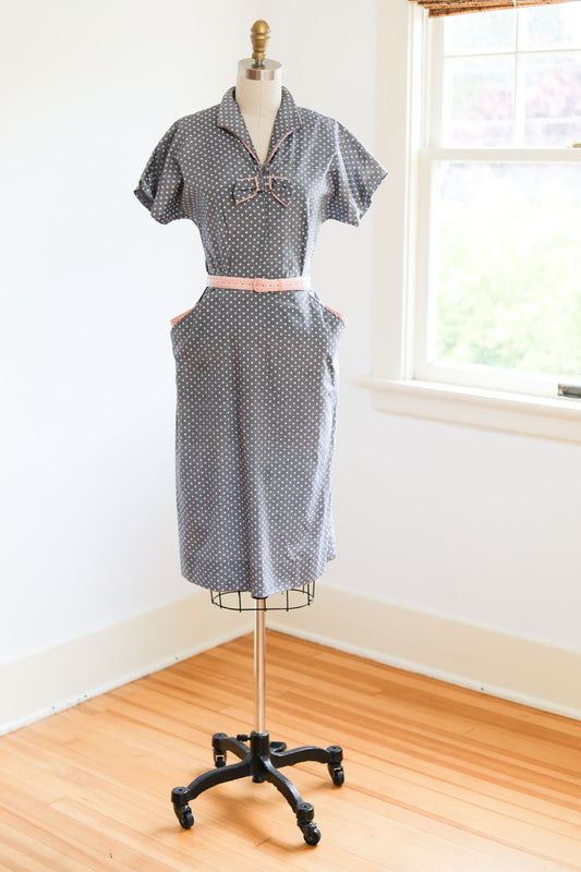 Vintage 1950s Dress - SMART Grey Polka Dot w Pink Linen Trim + Aggro Hip Pockets Size XS - S