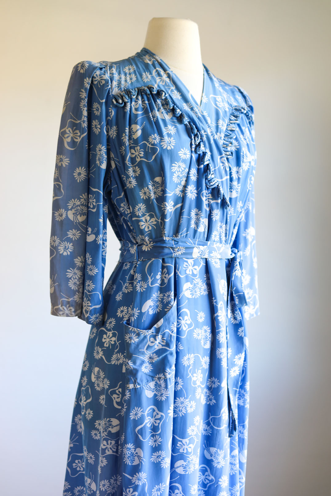 Vintage 1940s Dressing Gown - Cold Rayon Delphite Blue Novelty Print Lingerie Wrap Hostess House Coat Size M to XL