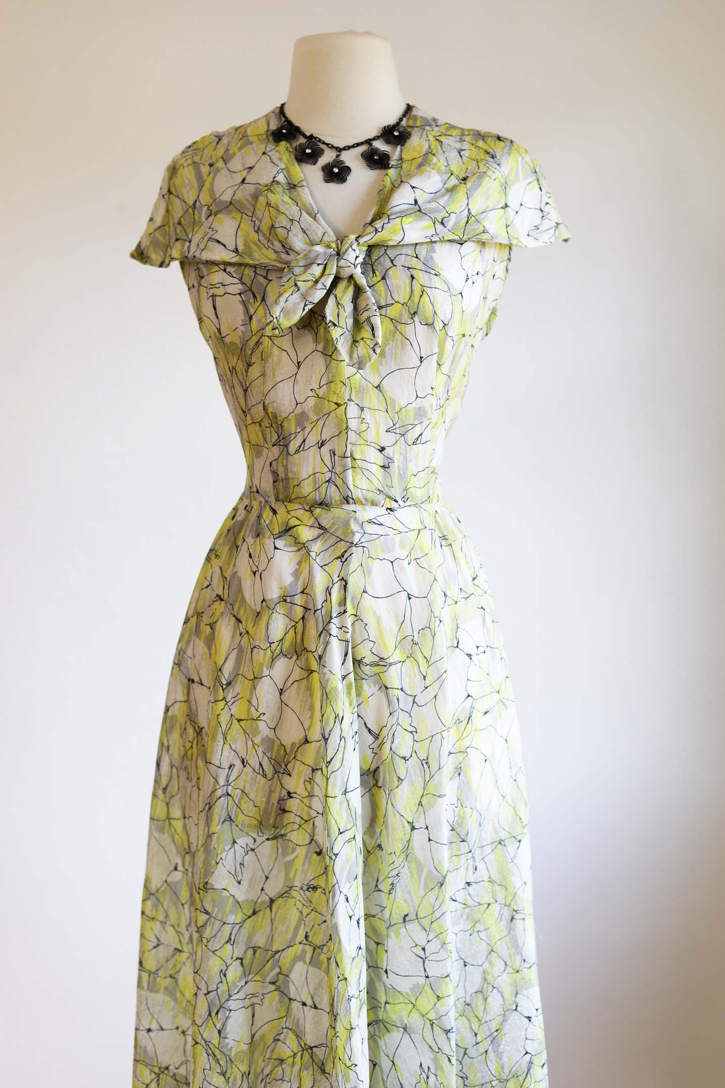 Vintage 1940s Dress - Dreamy Floaty Silky Novelty Print Falling Leaves Yellow Black Grey Sundress Size L to XL