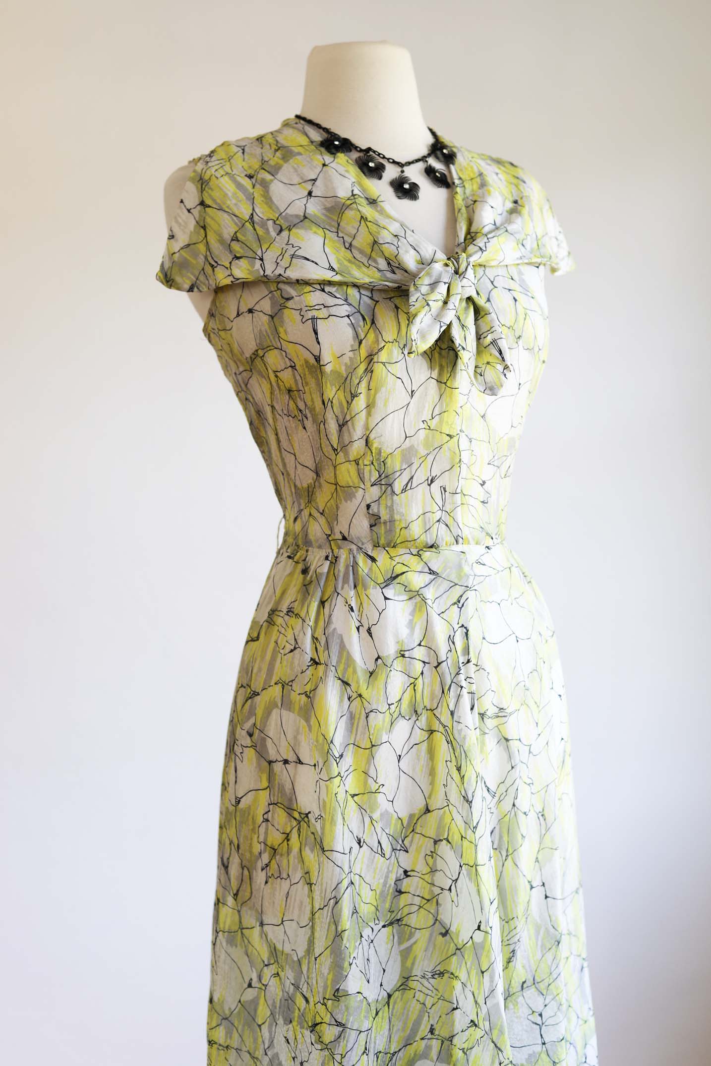 Vintage 1940s Dress - Dreamy Floaty Silky Novelty Print Falling Leaves Yellow Black Grey Sundress Size L to XL