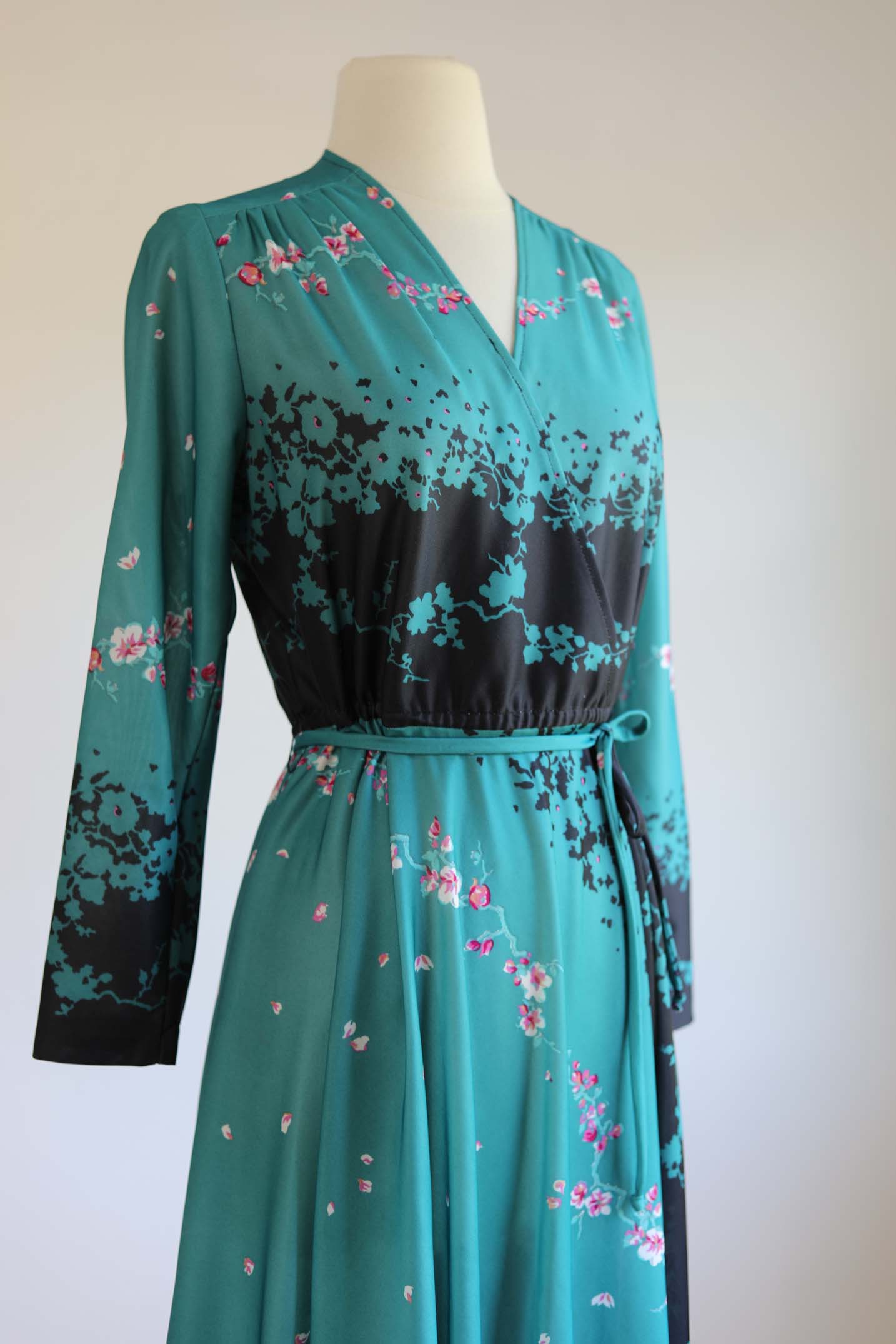 Vintage 1970s Cherry Print Dress - Lush Saturated Teal Black Pink Floral Jersey Dress Size M to L