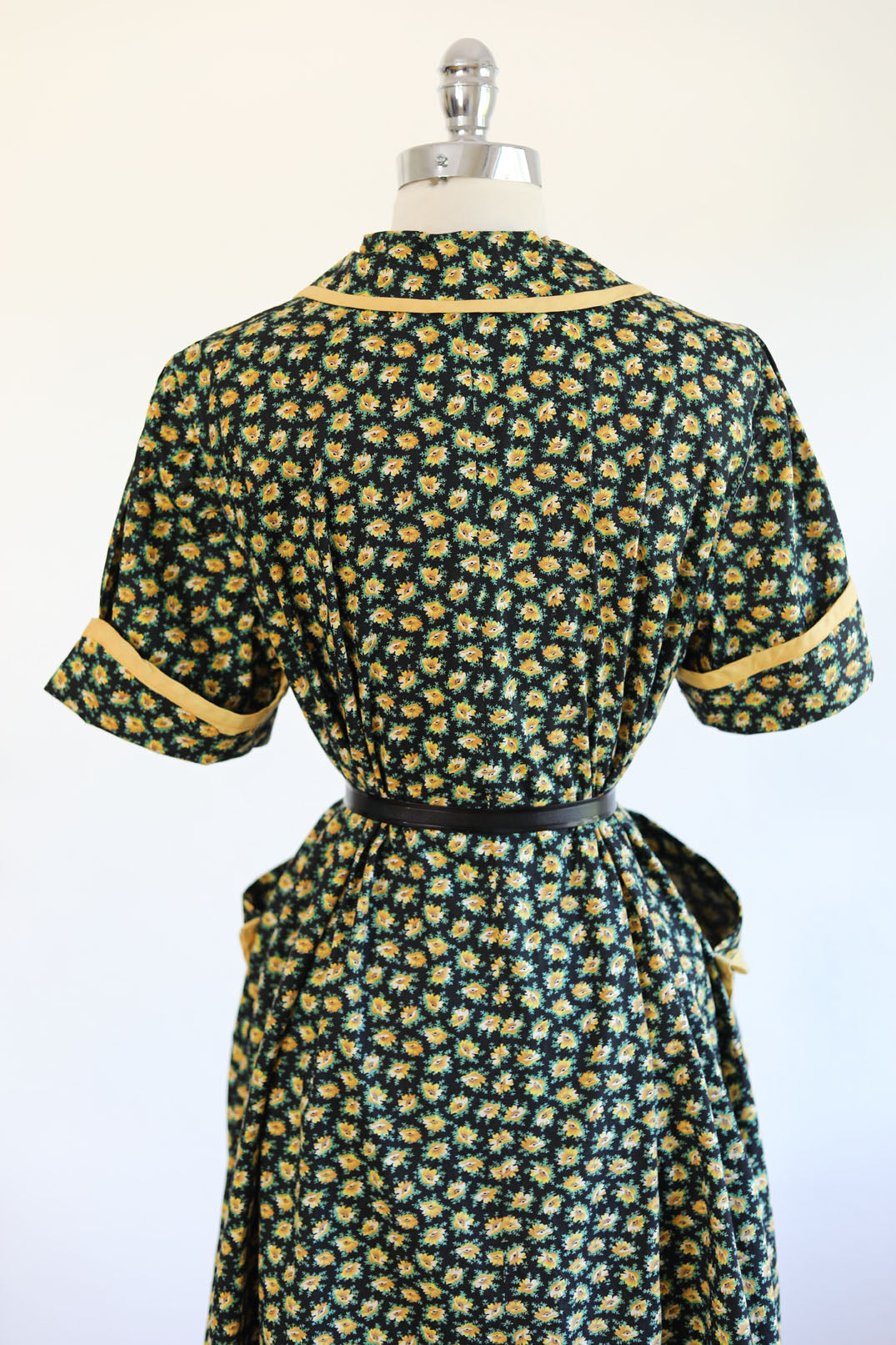 Vintage 1940s Dress - VOLUP Black Floral Mustard Rose Print Trapeze Smock Coat or House Dress w Bakelite Size L - XL